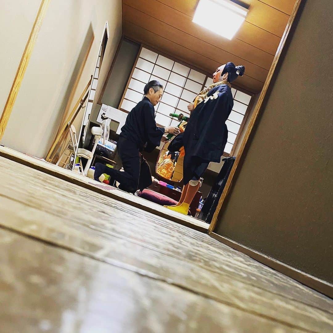 坂東亀三郎さんのインスタグラム写真 - (坂東亀三郎Instagram)「⁡ ⁡ 今月は八重之さん。 ⁡ と、 ⁡ 年季の入った床板。 ⁡ ⁡ 一人じゃ何も出来ません。 日々感謝です。 ⁡ ⁡ #彦付人盗撮 #歌舞伎 #音羽屋 #歌舞伎役者 #彦三郎 #坂東彦三郎 #九代目」10月13日 8時36分 - otowayabando