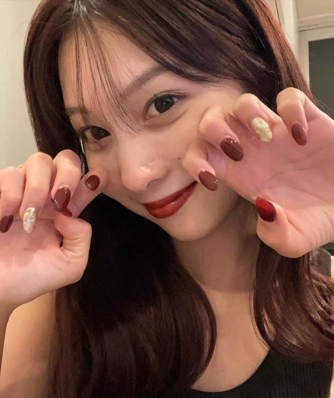 のインスタグラム：「ゆうかさんに可愛くネイルしてもらいました💕 いつもありがとうございます🥹 ワインレッドとゴールドのセットがお気に入り✨」