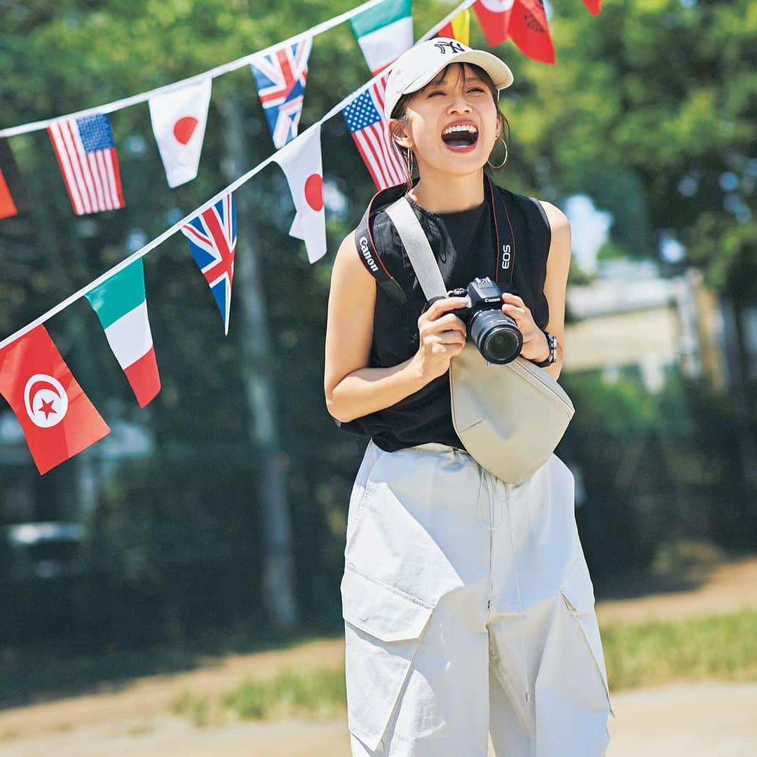 STORY公式のインスタグラム：「【運動会コーデが 気になる！方はコメントに💛ください！】 保存しておくとwishリストとして後から見返せます！     10月13日（金）   運動会シーズン到来。 汗ばむ秋晴れの日は、ノースリーブと カジュアル小物で元気よく！ 話題急上昇中のパラシュートパンツで 運動会でも洒落見えします。 腰位置高めのハイウエストだから、 スタイルアップ効果大でどこから見られても安心です✨   ノースリーブブラウス¥16,500(ノーブル/ノーブル 有楽町マルイ店) カーゴパンツ¥46,200(エー・ゴールド・イー /シチズンズ・オブ・ヒューマニティ) バッグ(一部店舗限定販売)¥3,990(GU) 帽子¥4,400(ニューエラ)腕時計¥61,380(スント)ピアス¥31,900(マリハ)   ※STORY10月号P122掲載の商品です。お問い合わせはお控えください。     撮影／須藤敬一 モデル／畑野ひろ子[身長:168cm] ヘア・メーク／神戸春美 スタイリスト／石毛のりえ 取材／杉崎有宇子     #運動会コーデ #パラシュートパンツ #秋トレンド #40代ファッション #40代コーデ #ママファッション #大人カジュアル #50代ファッション #50代コーデ #トレンドコーデ #大人ファッション」