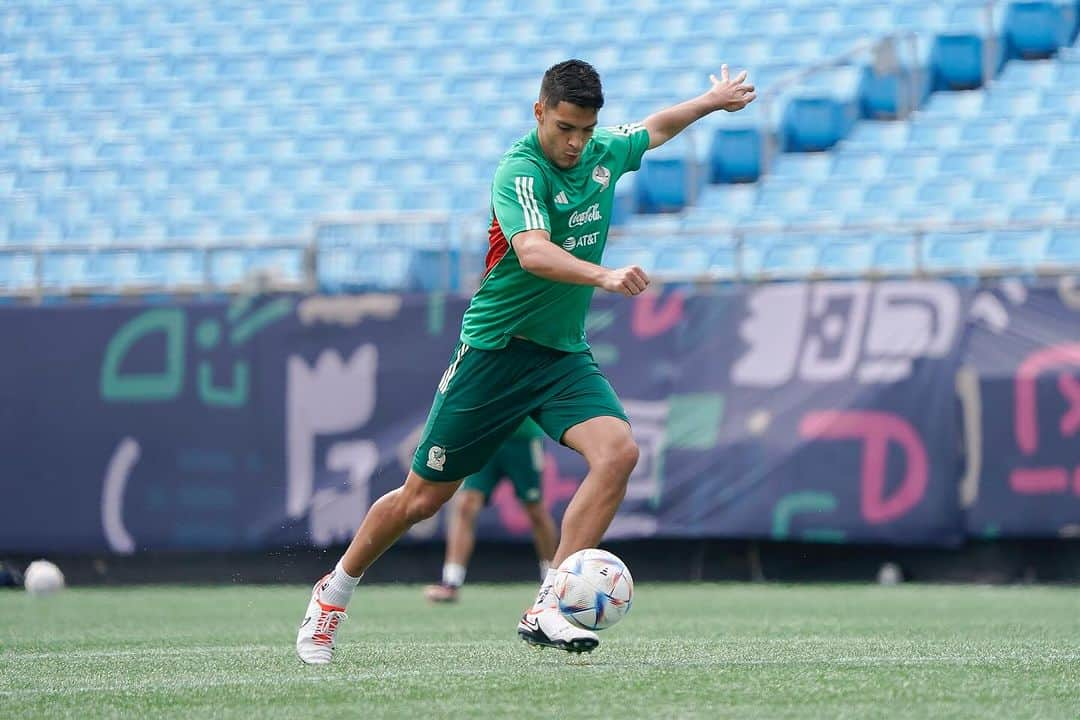 ラウール・ヒメネスさんのインスタグラム写真 - (ラウール・ヒメネスInstagram)「#vamosmexico ⚽️🇲🇽 @miseleccionmx」10月13日 8時51分 - raulalonsojimenez9