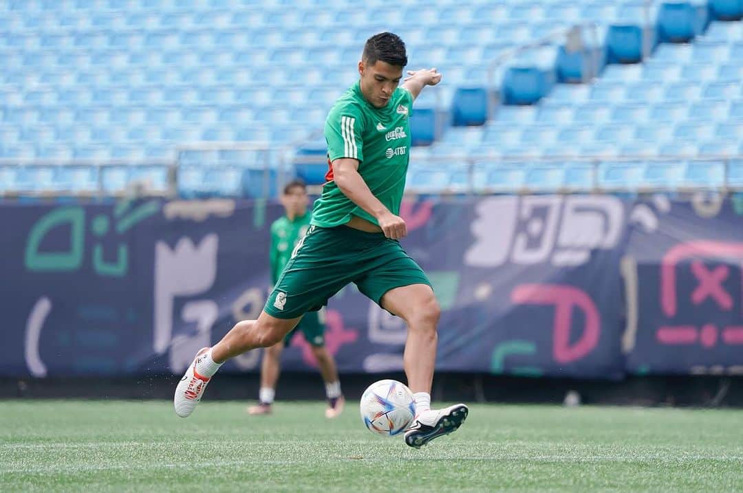 ラウール・ヒメネスのインスタグラム：「#vamosmexico ⚽️🇲🇽 @miseleccionmx」