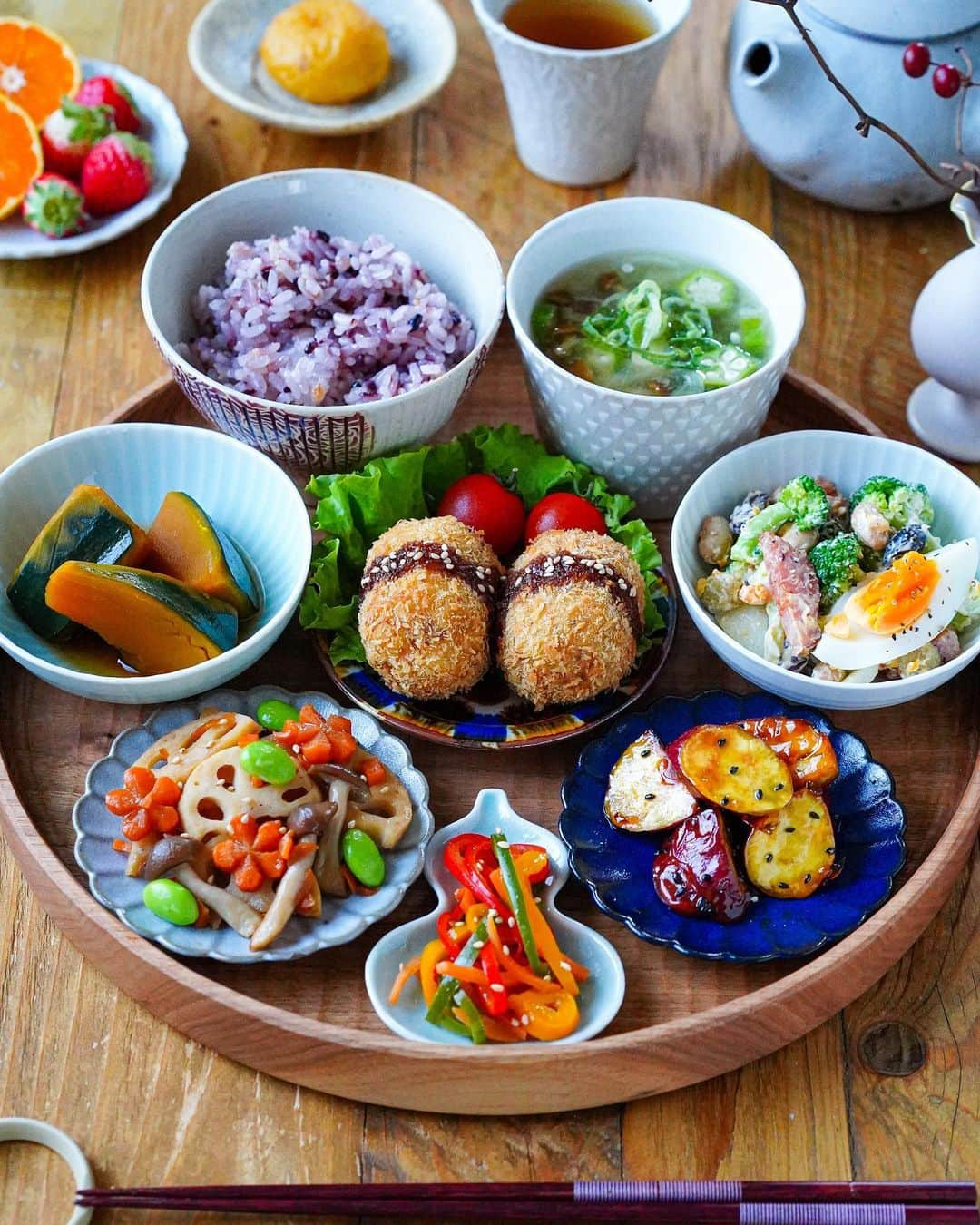 Ayaのインスタグラム：「晩ご飯  おはようございます！  昨日の晩ご飯！  娘達の帰宅時間が遅くなり、晩ご飯を食べる時間も遅くなり、それに伴い晩ご飯作りも遅くなり…😂  久しぶりにいつもより早めに仕上げて晩ご飯の撮影をしました😆  というのも、昨日のコロッケは美味しい美味しいじゃがいもの　じゃがのまつなが@jaganomatunaga さんからご提供いただいた新商品の冷凍マッシュポテトを使ってコロッケを作ったから✨  こちらは私も大好きな、ながさき黄金のマッシュポテトを使いました✨  なんと、湯煎で10分解凍したら、すぐに使えます‼️  時短にもなるし、美味しいまつながさんのじゃがいもだから、お料理にしても間違いなし👍  私はコロッケが大好きなのですが、こんな便利な美味しいマッシュポテトがあれば、コロッケばっかり作ってしまいそう🤣❣️  ちなみに中にミニモッツァレラをいれたチーズボールも作ってみましたが、どちらも家族から好評でした😆✨  この冷凍マッシュポテトは @jaganomatunaga さんのアカウントからショッピングサイトに飛んで購入できますよ😊  気になる方は是非チェックしてみてください✨  おしながき  ながさき黄金のマッシュポテトで作ったコロッケ かぼちゃの煮物 ブロッコリーとミックスビーンズのサラダ きんぴら蓮根 大学芋 ナムル チーズボール おくらとなめこと豆腐の味噌汁 雑穀米 いちごとみかん  それでは、よい一日をお過ごし下さい😊✨  #pr #じゃがのまつなが  #手作り#晩ご飯#夜ご飯#おうちごはん#コロッケ#ながさき黄金#チーズボール#おうちごはんlover #マカロニメイト#ロカリ#フーディーテーブル  #homemade#homemadefood #dinner#japanesefood#foodporn#foodie#foodstagram#foodpics」