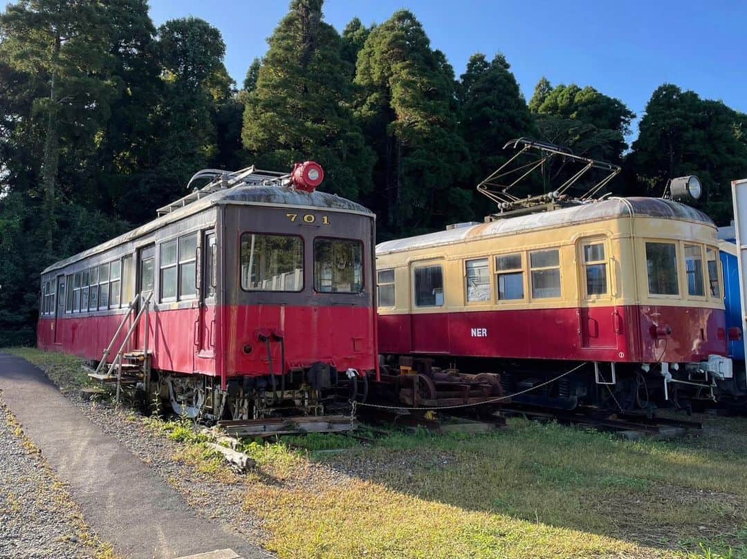 依田司さんのインスタグラム写真 - (依田司Instagram)「10月13日（金） あすは「鉄道の日」。というわけで、千葉県いすみ市「ポッポの丘」から。 房総半島の観光地の１つになればと2011年に３両からスタートし、今では、総勢ナント２８両まで増えました。 ここには、鉄道関係者やOBなどからなる様々な鉄道保存会の車両もあり、休日になると塗装やメンテナンスをしにやってくるそうです。さらにディゼル機関車に乗ることもでき、間近で連結の様子も見られます。食道車両やガチャガチャ車両などもあり、鉄道好きな方にはたまりませんね。  #ポッポの丘 #依田さん #依田司 #お天気検定 #テレビ朝日 #グッドモーニング #気象予報士 #お天気キャスター #森林インストラクター #グリーンセイバーアドバンス #プロジェクトワイルド #IPCC伝導者 #japan #japantrip #japantravel #unknownjapan #japanAdventure #japanlife #lifeinjapan #instagramjapan #instajapan #療癒 #ilovejapan #weather #weathercaster #weatherforecast」10月13日 8時44分 - tsukasa_yoda