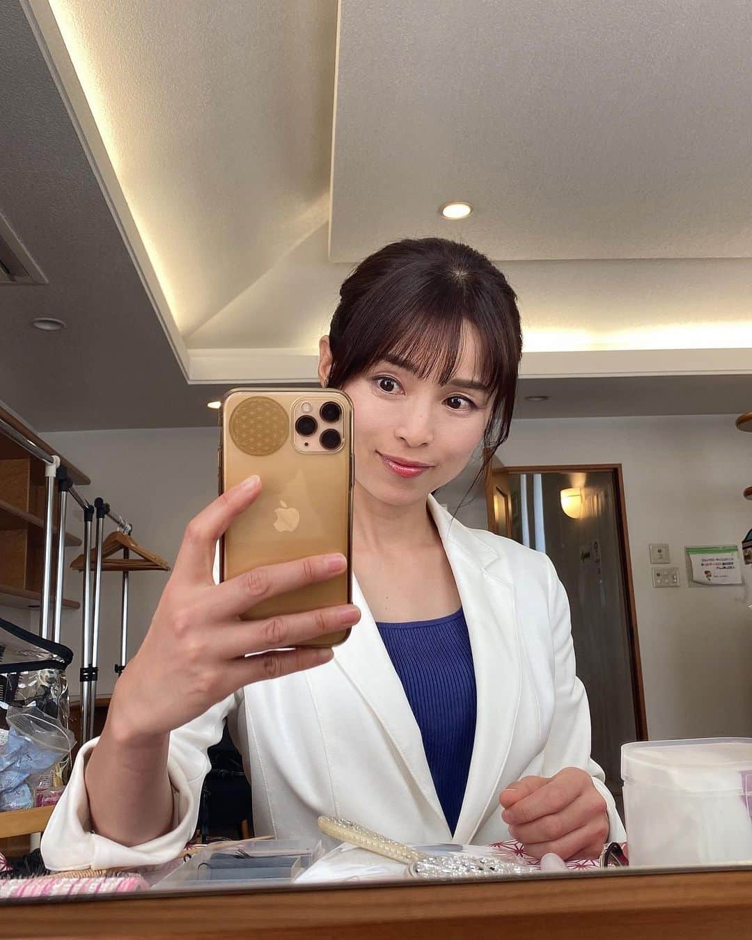 藤田りえのインスタグラム：「収録。たのぴかったナ☆ メイクさんにお肌ピカピカに仕上げてもらいました。  たまに聞かれるのだけど、スマホケースはここ最近ずっと100均ですw こだわりなし😆  #撮影 #収録 #美容系」