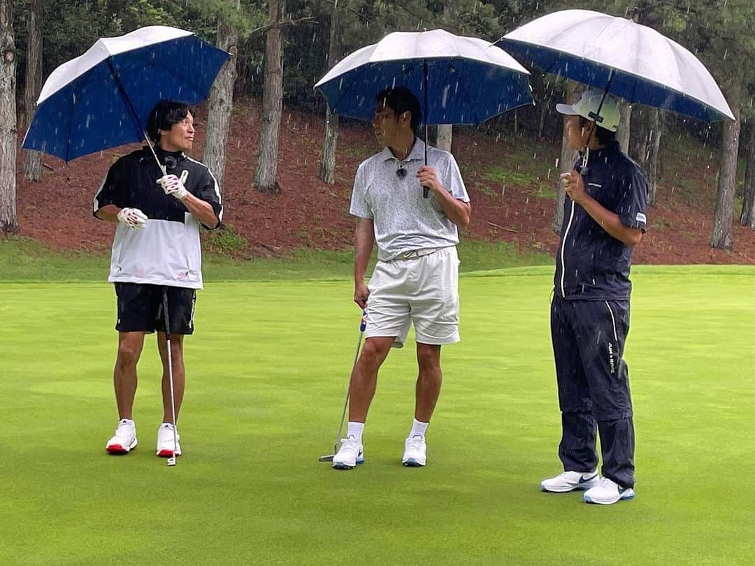 上原浩治さんのインスタグラム写真 - (上原浩治Instagram)「先日、神戸で大介とゴルフ対決🏌️‍♂️  雨☔️の日にプレーしたらあかんわ😅  はい、言い訳ですが何か…🤪  しかも青木先生に教えてもらってるなんて贅沢やなぁ🥸  GAORAでもう放送されたはずです😅 いつやったんだろうか…  #大畑大介　#青木翔　#ゴルフ　#⛳️ #🏌️‍♂️ #対決　#🤣　#雨　#☔️ #ping  #nike   @koji19ueharaのフォローをお願いします  #上原浩治の雑談魂の登録を   http://www.koji-uehara.netにコメントを」10月13日 8時48分 - koji19uehara