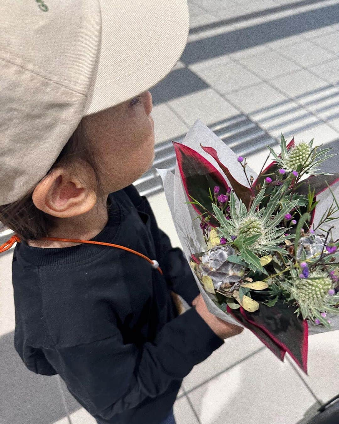 瀬戸サオリさんのインスタグラム写真 - (瀬戸サオリInstagram)「お花が大好きで お花屋さんの前通ると お花ママに買いたい〜って 言ってくれて嬉しい☺️ 息子が選んでくれたお花🌼 ママの好みよくわかってる☺️  自分のチーズの財布から お金をだしてくれて🥹🤍 （1円とか100円で 買えると思ってるの可愛すぎる）  お会計のたびに 財布開けてるの愛おし😭💘  愛おしい時間が宝物すぎ🥺💕」10月13日 8時49分 - seto_saori