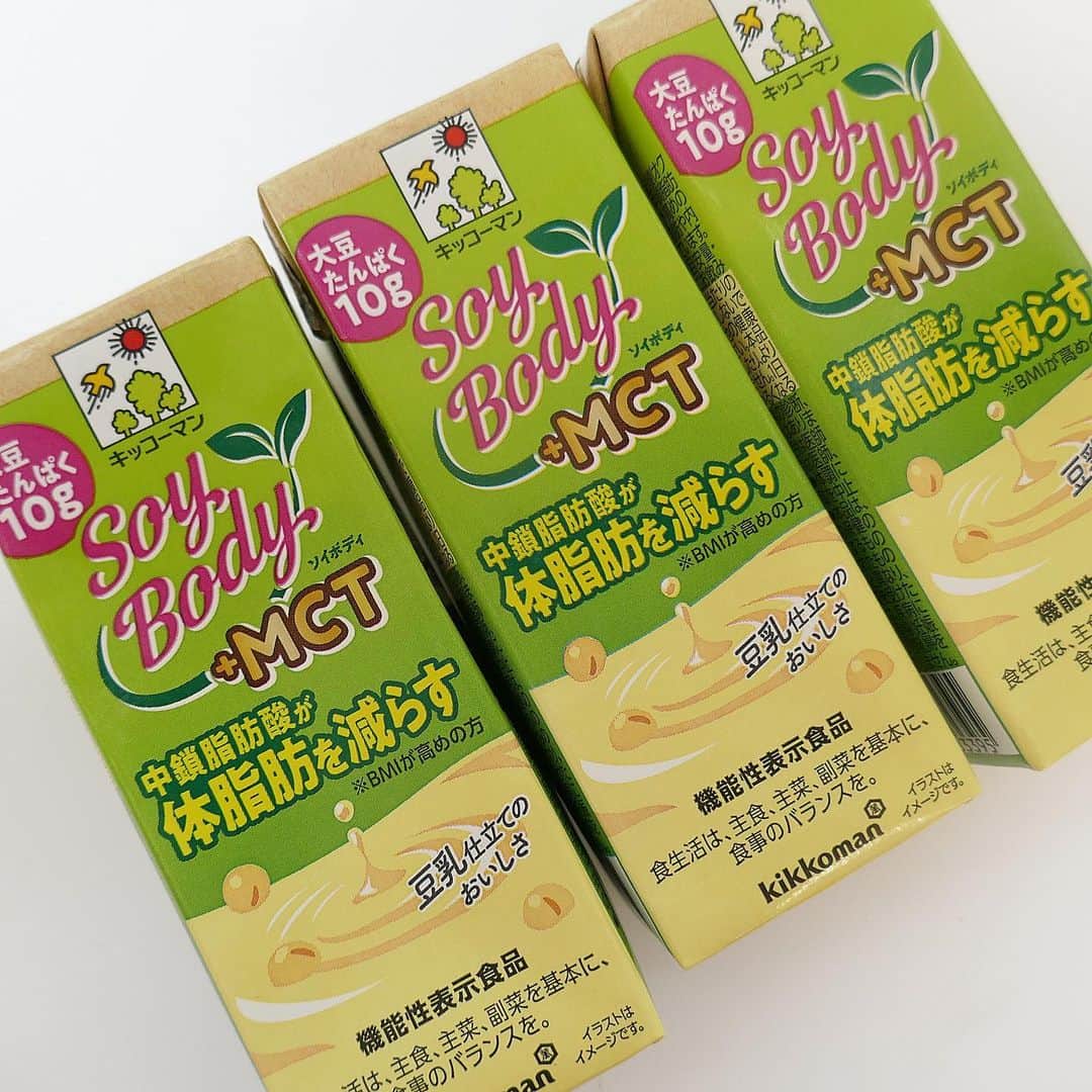 美的 Biteki's official Instagram! さんのインスタグラム写真 - (美的 Biteki's official Instagram! Instagram)「豆乳をベースに、粉末状大豆たんぱくと粉末おからを加えてつくった、植物性たんぱく強化飲料「キッコーマン SoyBody」シリーズから、MCT（中鎖脂肪酸）を配合した「キッコーマン SoyBody＋MCT」が登場！ MCT（中鎖脂肪酸）が体脂肪を減らす（※BMI が高めの方）機能性表示食品「キッコーマン SoyBody＋MCT」。 乳原料は使用しておらず、コレステロールゼロも実現しています。 さらに、200ml あたり約10g のたんぱく質を含んでおり、「キッコーマン 調製豆乳」と比べ、約1.4 倍！ また、豆乳仕立ての毎日おいしく飲み続けられる味わいも魅力的です。   「キッコーマン SoyBody」シリーズは、今回の新作「＋MCT」の他、ココアやバナナといったフレーバーも発売中。ぜひシーンや好みに合わせて、毎日の生活に取り入れてみて！   【商品所情報】 キッコーマン SoyBody＋MCT 200ml ￥164（税込・編集部調べ）   #キッコーマン#豆乳#豆乳大好き#SoyBody#キッコーマSoyBody#MCT#食品#機能性表示食品#新商品#ヘルシー#美容#健康#インナーケア#bitekicom」10月13日 9時00分 - bitekicom