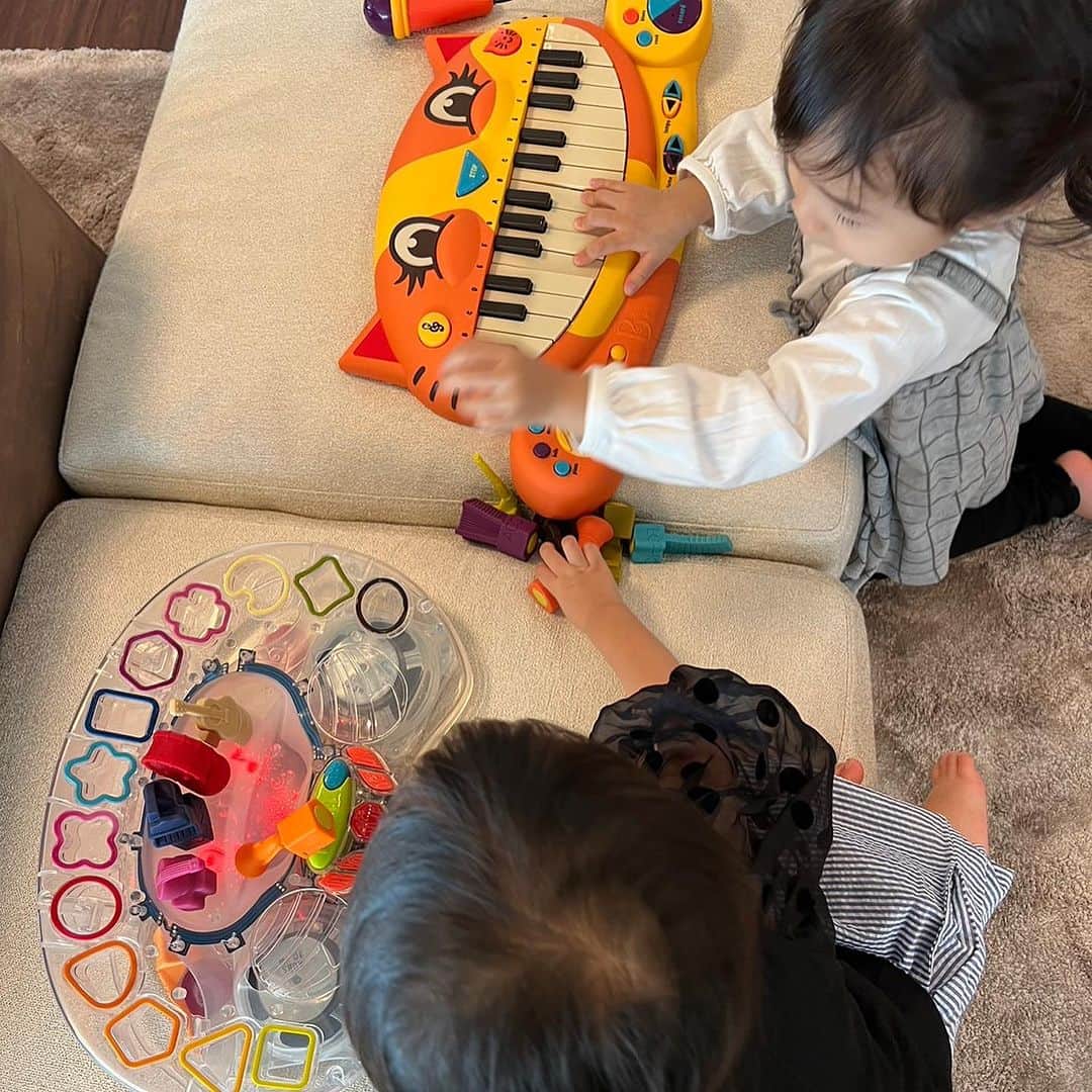相武紗季さんのインスタグラム写真 - (相武紗季Instagram)「キャットピアノはとにかく可愛くて、マイクもついているので娘がノリノリで歌を歌ってくれます！姪っ子と2人でピアノを弾いて歌って夢中で遊んで、娘の大好きなおもちゃになりました✨ シンフォニーオーケストラは一家に一台は欲しいおもちゃ！！私はこれから誰かにプレゼントする時はこれをあげると思います！色んな楽器の音色が聴けて、自分でハーモニーを作る、他にはないおもちゃ！！ 子供達がこうやって遊びながら音楽を好きになってくれるといいなーと思います。 私が子供の頃に遊びたかった！！って思う理想のおもちゃたち、ぜひ気になった方はチェックしてみてください。 ===  @btoys.jp × @aibu_saki コラボ企画🌈✨ B. toys看板商品のキャットピアノと、さまざまな音色を重ねて遊べるシンフォニーオーケストラを相武紗季さんにプレゼントさせていただきました😋💞   カナダ生まれのB. toysは新生児から4歳ごろまでのキッズ向けおもちゃブランド。ユニークな色合いと子どもの個性を伸ばし成長を促せるデザインが特徴です。   B. toys公式サイトにて対象商品限定セール実施中です！ぜひ投稿を覗いてみてください☆　@btoys.jp   #PR #Btoys #BtoysJP #mybtoys #相武紗季 #おもちゃ #知育玩具 #1歳誕生日プレゼント #2歳誕生日プレゼント #3歳誕生日プレゼント #4歳誕生日プレゼント #誕生日プレゼント #ごっこ遊び #おうち時間 #おうち遊び #知育 #モンテッソーリ #子供のいる暮らし #子供のいる生活 #子育てママ #子育てママ応援 #令和5年ベビー #令和4年ベビー #令和3年ベビー #令和2年ベビー #ママさんと繋がりたい #ママライフ」10月13日 8時53分 - aibu_saki