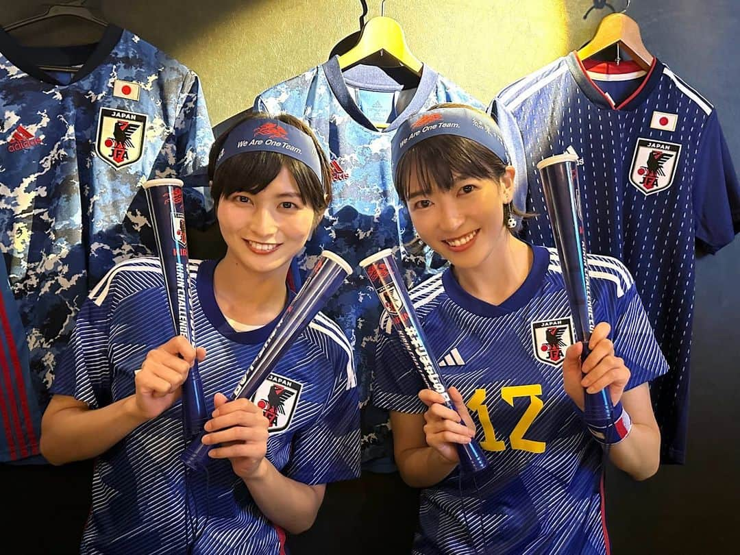 眞嶋優さんのインスタグラム写真 - (眞嶋優Instagram)「今夜は、サッカー日本代表戦！ 🇯🇵日本代表 vs カナダ代表🇨🇦  カナダとの直近の対戦は、 昨年11月の国際親善試合。  日本が先制したものの、逆転を許し、1－2で敗戦💦　 今回はリベンジ！必勝です！！！  #勝利のハチマキ をつけて、 今日も全力で応援します🔥  実は、今日、私は…👀⚽️  写真は、同じ事務所の大島璃乃ちゃんと、 小さい頃から仲良しのサッカー大好きご家族⚽️ 皆で勝利のハチマキを付けて、 心を一つに応援だ〜📣  Japan National Team  vs Canada National Team Friday, 13 October  Kick Off at 19:35( Japan time)  Let's go Japan!!! #PR #キリン #勝利のハチマキ #サッカー日本代表  #サッカー #soccer #football #SAMURAIBLUE #daihyo #japan」10月13日 9時00分 - yu_mashima