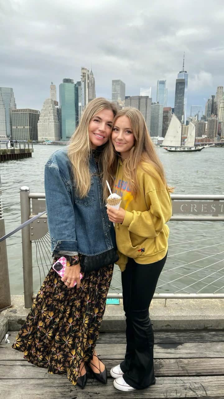ジェシカ・シーバのインスタグラム：「A quick little trip to our heartland, just me and Zoe. A celebratory launch event for Once Upon A Farm’s new oat bars, and then onto the ferry to Manhattan, past our old building and the hospital where Beau was born. A little shopping, a lot of walking and of course, food! We got matching forever bracelets, took in a Broadway show, and I pounded my soul into the pavement on a run through Central Park, just to make sure the city doesn’t forget me, either.  I’d never have believed you, if you’d have told me that having teenagers could be this wonderful. My heart is so full.」