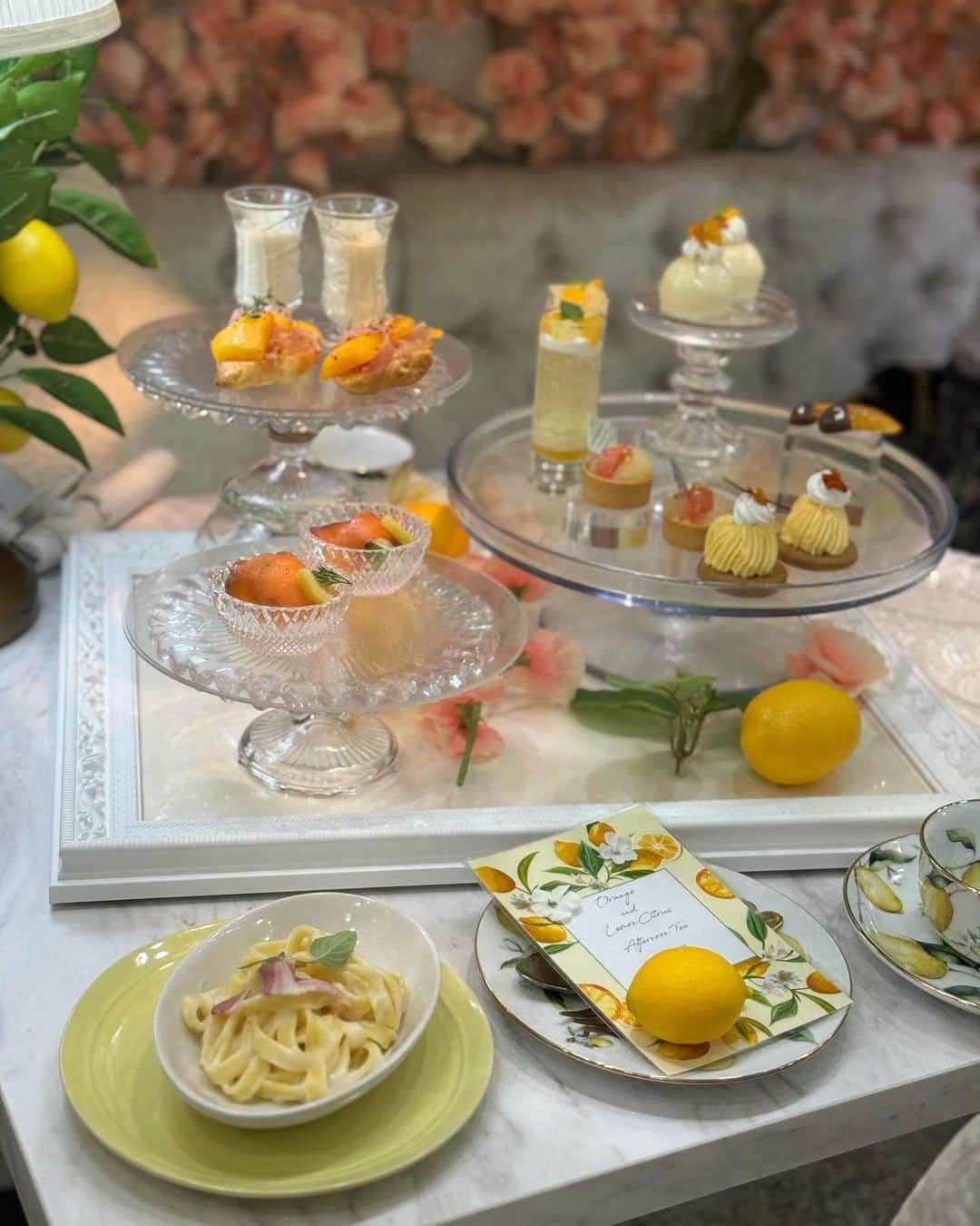 宮田綾子さんのインスタグラム写真 - (宮田綾子Instagram)「🍋🫖オートクチュールカフェ表参道 ずっと行ってみたかったんだけど想像以上にメルヘンでした🍋💐  レモンのスイーツが可愛くてサッパリしていてすごく美味しかった😋🧁 おしゃべりも弾んで楽しめました♩テラス席もこれからの季節素敵🤍 また次も🍋アフタヌーンティー投稿します  🎤 名古屋開催が近づいてきました！ 「宮田綾子の結果にこだわるインスタセミナー」 地元名古屋でお会いできる方、楽しみにしています♩お気軽にご参加ください💓 10/21(土)10:00〜名古屋 11/18(土)10:00〜博多 詳細は私のプロフィールリンクから🔗 お申し込み直後にメールが届きますのでご確認ください、届いていない場合はメールアドレスの入力ミスか迷惑メールホルダーもご確認ください💌 ❤️ @ayako__miyata ←👈     #hautecouturecafeomotesandou #hautecouturecafe #オートクチュールカフェ表参道 #オートクチュールカフェ #アフタヌーンティー #afternoontea #表参道カフェ #ヌン活 #アフタヌーンティー巡り #スイーツ #スイーツ巡り」10月13日 8時58分 - ayako__miyata