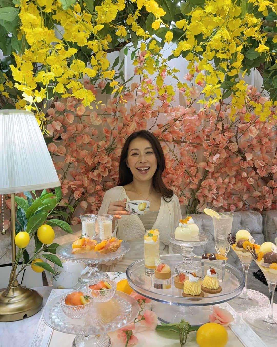 宮田綾子さんのインスタグラム写真 - (宮田綾子Instagram)「🍋🫖オートクチュールカフェ表参道 ずっと行ってみたかったんだけど想像以上にメルヘンでした🍋💐  レモンのスイーツが可愛くてサッパリしていてすごく美味しかった😋🧁 おしゃべりも弾んで楽しめました♩テラス席もこれからの季節素敵🤍 また次も🍋アフタヌーンティー投稿します  🎤 名古屋開催が近づいてきました！ 「宮田綾子の結果にこだわるインスタセミナー」 地元名古屋でお会いできる方、楽しみにしています♩お気軽にご参加ください💓 10/21(土)10:00〜名古屋 11/18(土)10:00〜博多 詳細は私のプロフィールリンクから🔗 お申し込み直後にメールが届きますのでご確認ください、届いていない場合はメールアドレスの入力ミスか迷惑メールホルダーもご確認ください💌 ❤️ @ayako__miyata ←👈     #hautecouturecafeomotesandou #hautecouturecafe #オートクチュールカフェ表参道 #オートクチュールカフェ #アフタヌーンティー #afternoontea #表参道カフェ #ヌン活 #アフタヌーンティー巡り #スイーツ #スイーツ巡り」10月13日 8時58分 - ayako__miyata