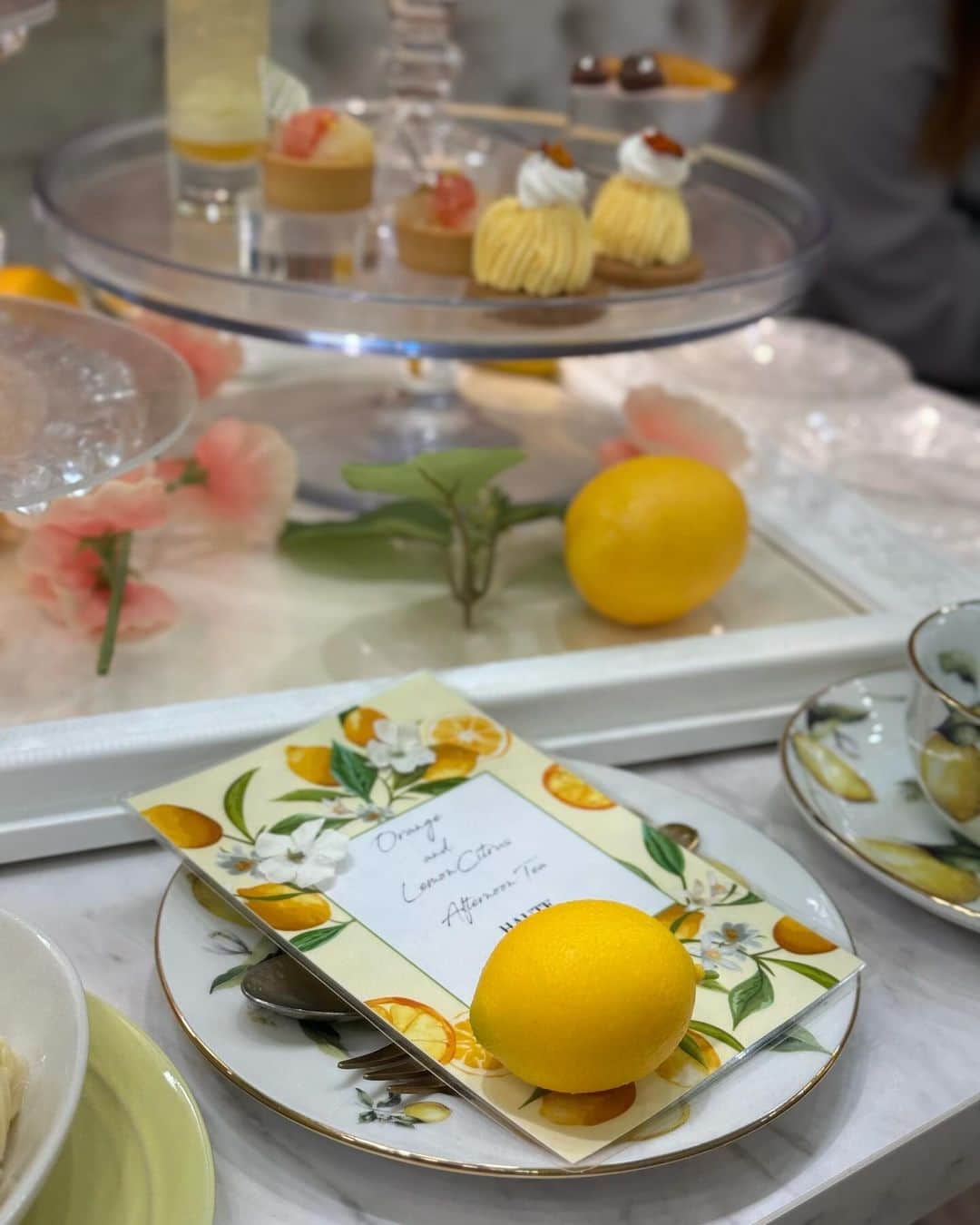 宮田綾子さんのインスタグラム写真 - (宮田綾子Instagram)「🍋🫖オートクチュールカフェ表参道 ずっと行ってみたかったんだけど想像以上にメルヘンでした🍋💐  レモンのスイーツが可愛くてサッパリしていてすごく美味しかった😋🧁 おしゃべりも弾んで楽しめました♩テラス席もこれからの季節素敵🤍 また次も🍋アフタヌーンティー投稿します  🎤 名古屋開催が近づいてきました！ 「宮田綾子の結果にこだわるインスタセミナー」 地元名古屋でお会いできる方、楽しみにしています♩お気軽にご参加ください💓 10/21(土)10:00〜名古屋 11/18(土)10:00〜博多 詳細は私のプロフィールリンクから🔗 お申し込み直後にメールが届きますのでご確認ください、届いていない場合はメールアドレスの入力ミスか迷惑メールホルダーもご確認ください💌 ❤️ @ayako__miyata ←👈     #hautecouturecafeomotesandou #hautecouturecafe #オートクチュールカフェ表参道 #オートクチュールカフェ #アフタヌーンティー #afternoontea #表参道カフェ #ヌン活 #アフタヌーンティー巡り #スイーツ #スイーツ巡り」10月13日 8時58分 - ayako__miyata