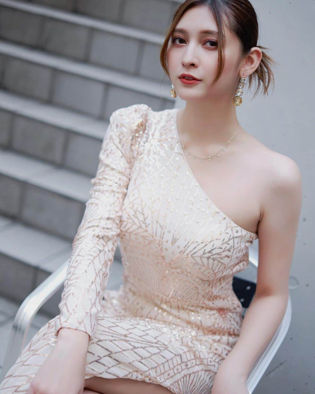 アンジェラ芽衣のインスタグラム：「毎年恒例の #ゼロイチカレンダー2024 撮影してきました  毎年みんなで合わせる白衣装と各々の個性を出す衣装があるんだけど 2024年の私の個性衣装はこちら なんだと思う～？」