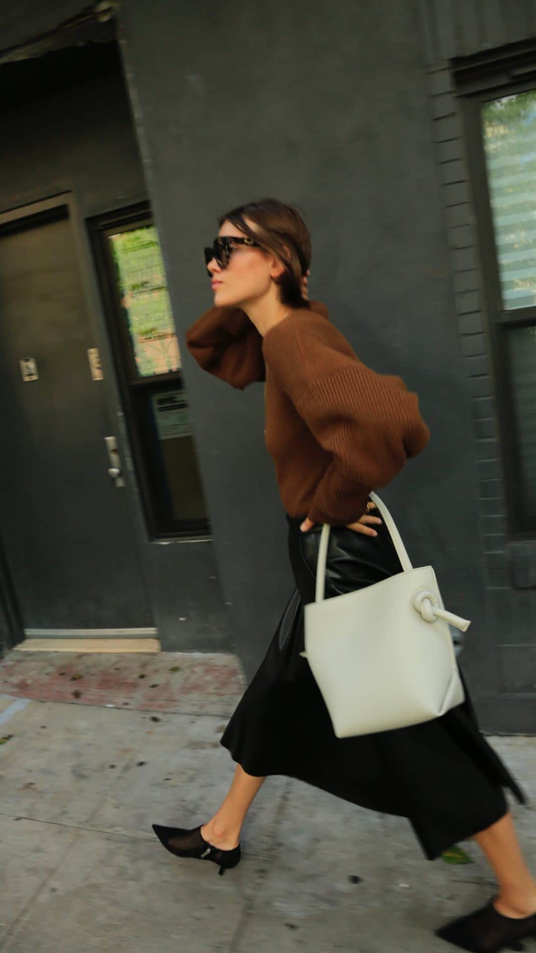 のインスタグラム：「Patti Mini , Black  VASICのシグネチャーであるノットが洒脱な印象を与える「Patti Mini（パティミニ）」。ハンドルの長さが調節可能のため、肩にもかけられる仕様。軽く、マグネットの開閉が簡単で使い勝手も抜群です。タブレットも収納できる実用的なサイズも魅力。  #vasic #ヴァジック #vasicjapan #ヴァジックジャパン #aw23 #leatherbag #pattimini #vasicnews」