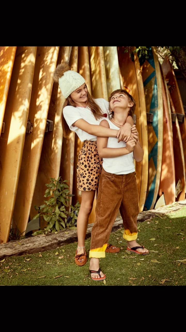 のインスタグラム：「Happy children’s day!!!🎉👧🧒  As I celebrate this special day in Brazil by looking at my children’s smiling faces, I want to reflect on the importance of a peaceful world without violence for every child.  I am fortunate to be able to hold my children close, but many parents do not have that privilege, especially in the last few days.  Every child deserves to grow up in an environment where they can laugh, play, and dream without fear.  Let’s work together to create a world where love replaces hatred, and where every child’s rights and well-being are a priority. Let’s nurture their innocence and potential, ensuring that they inherit a brighter, more considerate, and loving world.  #ChildrensDay #PeaceForKids #diadascrianças 🌍💕🌈」