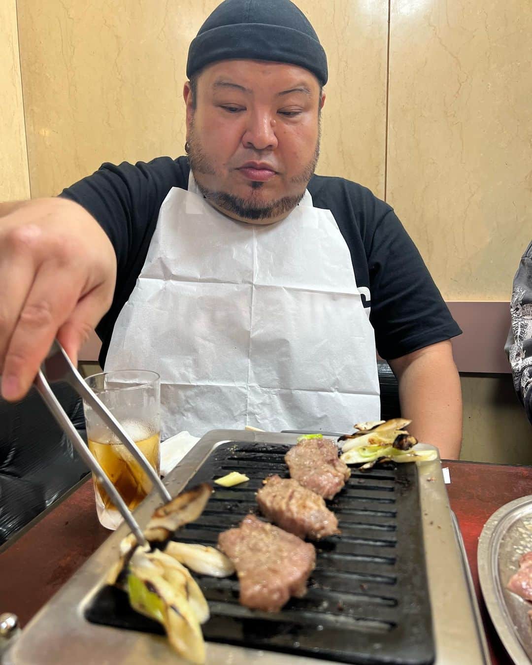 DUTTCHさんのインスタグラム写真 - (DUTTCHInstagram)「BOOの誘いで焼肉‼️しかも『東京園』 予約が中々取れないお店で、 『飲めるロース』に昇天☝️ 新しい味と新しい出会いもあり ええ時間過ごせました。  感謝。  また誕生日が近かったので 祝って頂きました。 ありがとう。  #東京園  #焼肉部」10月13日 9時05分 - uzmkduttch