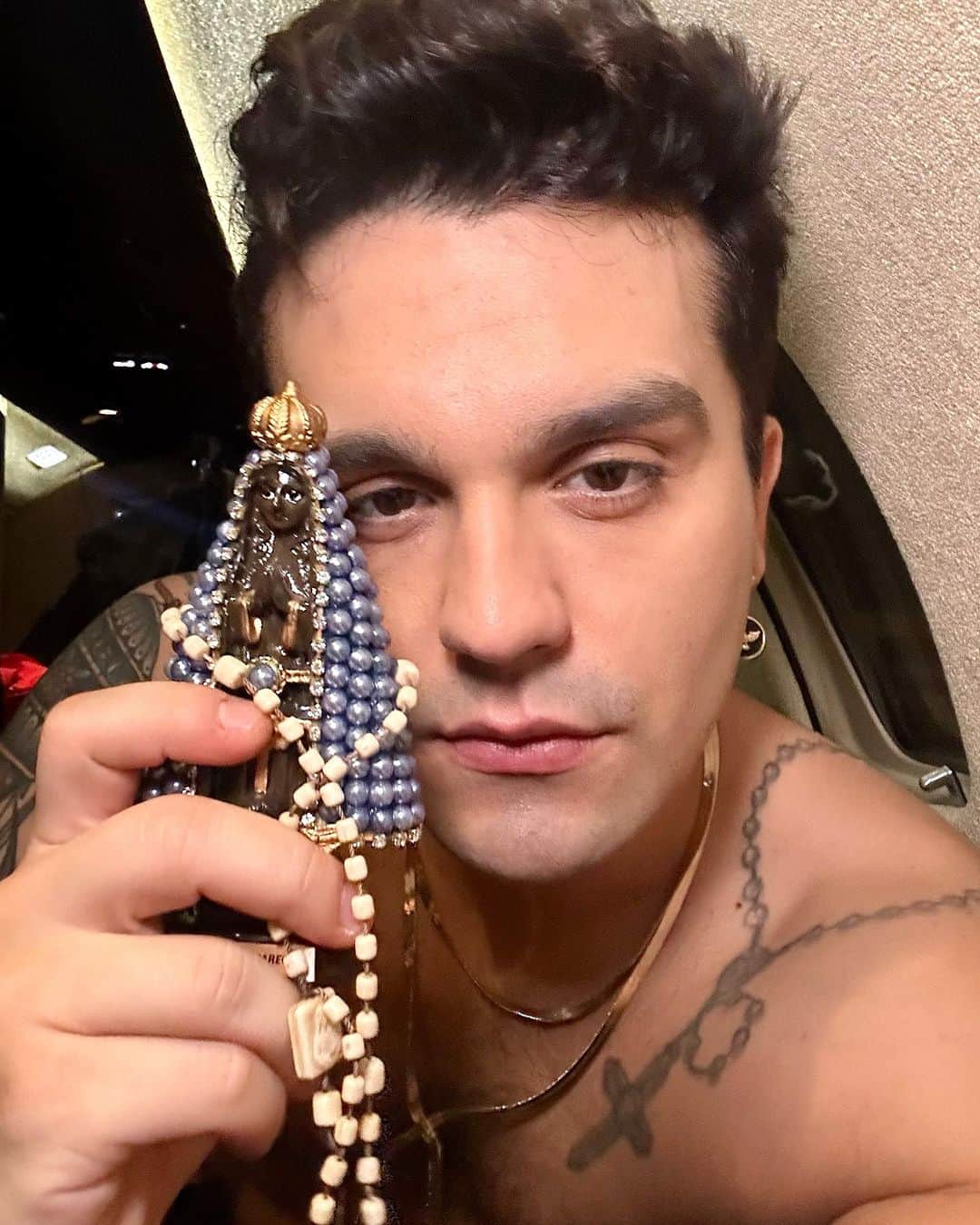 ルアン・サンタナのインスタグラム：「QUE NOSSA SENHORA DE APARECIDA CUBRA-NOS COM SEU MANTO PROTETOR ♥️ te amamos mãezinha」
