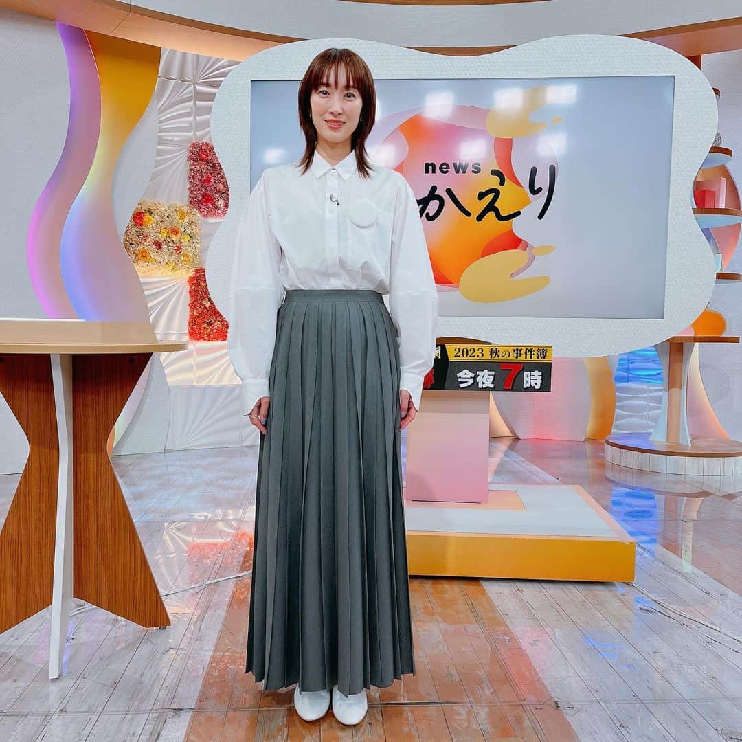 坂下千里子のインスタグラム：「シャツ.スカート　@@enfold_official ピアス.リング　@ete_official イヤカフ　@andcloud_official . . おはようございます！昨日のおかえり衣装です。 . 今日は良いお天気ですねー！てきぱき動けたら最高‼︎出来たら最高‼︎ぐだぐだするのやめたーい‼︎ よし。動こう… . .皆さまも良い一日を！ . . #衣装 #白シャツ #white #shirts #skrrt #long」