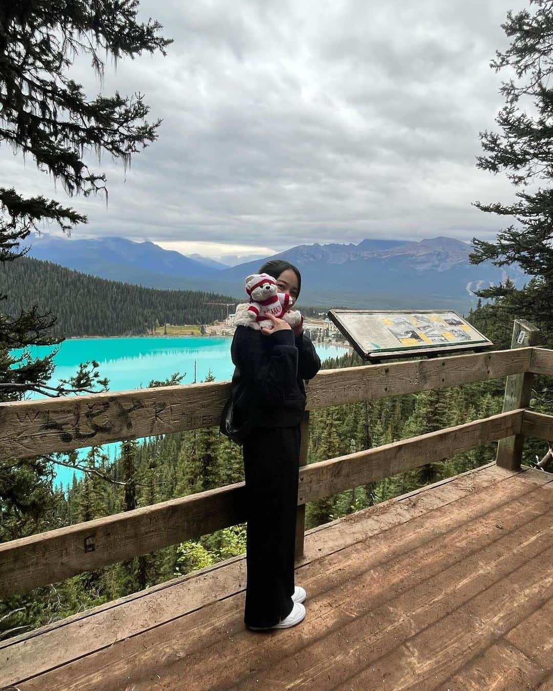森戸知沙希さんのインスタグラム写真 - (森戸知沙希Instagram)「*   Lake Louise めっちゃ綺麗だった。 山が反射してるのもすごいし、晴れてなくてもこの色だし、感動。 　 　 I went to Louise Lake! How beautiful… I was so impressed by the scenery. I wanna go again when it’s sunny day 🌞 lol 　 　 #banff #louiselake #canada #canadianrockies #travelphotography #travel #留学生活 #留学 #カナダ留学 #カナダ」10月13日 9時15分 - chisaki__morito.official