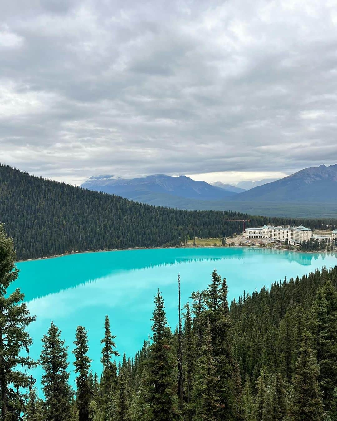 森戸知沙希さんのインスタグラム写真 - (森戸知沙希Instagram)「*   Lake Louise めっちゃ綺麗だった。 山が反射してるのもすごいし、晴れてなくてもこの色だし、感動。 　 　 I went to Louise Lake! How beautiful… I was so impressed by the scenery. I wanna go again when it’s sunny day 🌞 lol 　 　 #banff #louiselake #canada #canadianrockies #travelphotography #travel #留学生活 #留学 #カナダ留学 #カナダ」10月13日 9時15分 - chisaki__morito.official