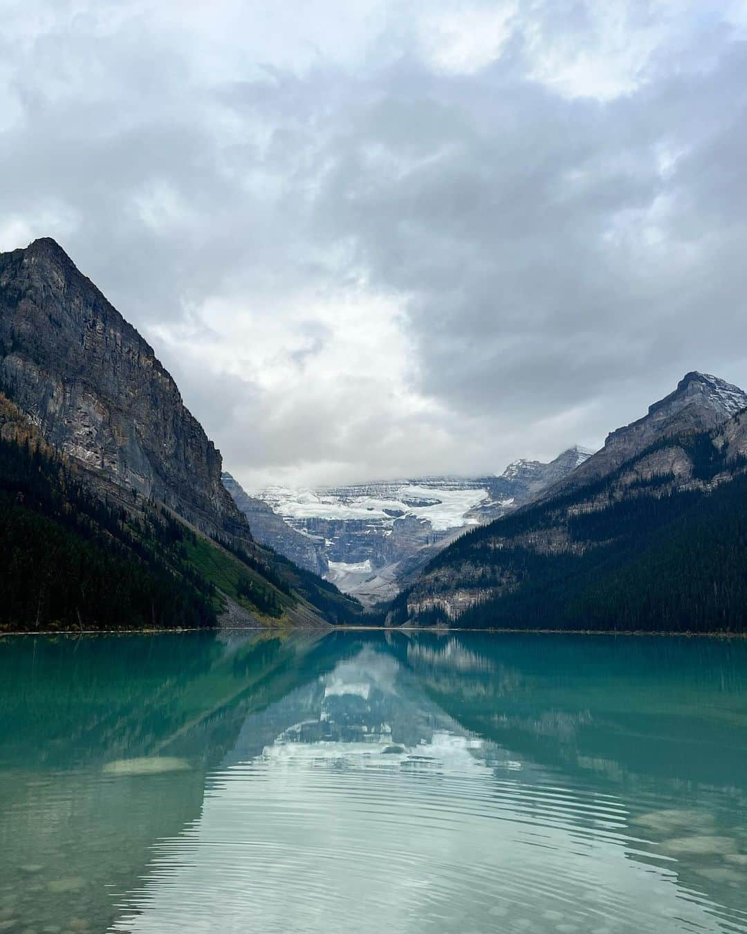 森戸知沙希のインスタグラム：「*   Lake Louise めっちゃ綺麗だった。 山が反射してるのもすごいし、晴れてなくてもこの色だし、感動。 　 　 I went to Louise Lake! How beautiful… I was so impressed by the scenery. I wanna go again when it’s sunny day 🌞 lol 　 　 #banff #louiselake #canada #canadianrockies #travelphotography #travel #留学生活 #留学 #カナダ留学 #カナダ」