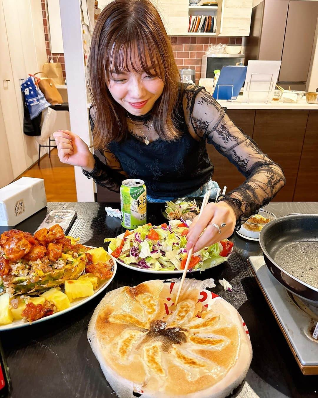 みきママさんのインスタグラム写真 - (みきママInstagram)「【カトリーナさんと飲み会しました〜！！】  CBCラジオの「カトリーナの全部全力」でみきママ「ゆるめしコーナー」を担当させていただいております😆😆😆いつもありがとうございます❗️❗️  そしたらさ、カトリーナさんが遊びに来てくれました〜😍😍😍  カトリーナさん「餃子食べたいです！」ってさ。合点、合点でございます🤩🤩🤩  昨日は ⚫️ヤンニョムチキンのせチャーハン ⚫️羽付き餃子 ⚫️トマトサラダ ⚫️スパイシー煮物 ⚫️もやしのナムル ⚫️キウイときなこのヨーグルト にしました❗️❗️  すると、カトリーナさん「餃子が美味しすぎます」ってさ。よっしゃー😁😁😁羽つき餃子は、外食本に載っています🍺🍺🍺  そしたら、れんくん「カトリーナさんのスタイルがえぐい」ってさ。170㎝のアナウンサーとママを比べんな。  カトリーナさんのトークが面白すぎてさ、飲みすぎてしまいました🤣🤣🤣  #みきママ　#カトリーナ #餃子　#飲み会」10月13日 9時19分 - mikimama_official