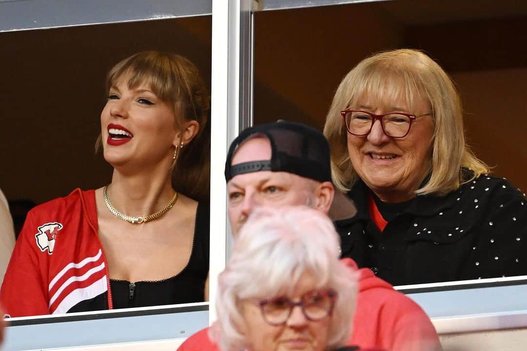 ELLE Magazineさんのインスタグラム写真 - (ELLE MagazineInstagram)「#TaylorSwift is back in the stands, cheering on #TravisKelce with his mom #DonnaKelce. The first photos have come out of Swift at the Kansas City Chiefs game against the Denver Broncos. The singer was dressed impeccably in a chic black corset top and a Chiefs jacket. Link in bio for more details and photos from Swift's latest show of support for Kelce.❤️」10月13日 9時19分 - elleusa