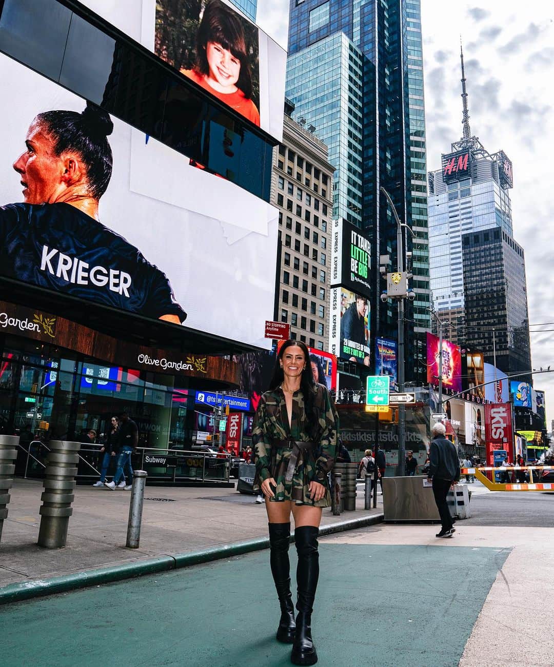 アリ・クリーガーのインスタグラム：「What a day in the city to start the weekend celebrations.. thank you, @gothamfc and to my beautiful team for sharing such a special moment with me. ❤️🥳  💄@alexgill  💁🏻‍♀️@bridal_beauty01  🎥@brycewallll  👗@chiefchiefnyc」