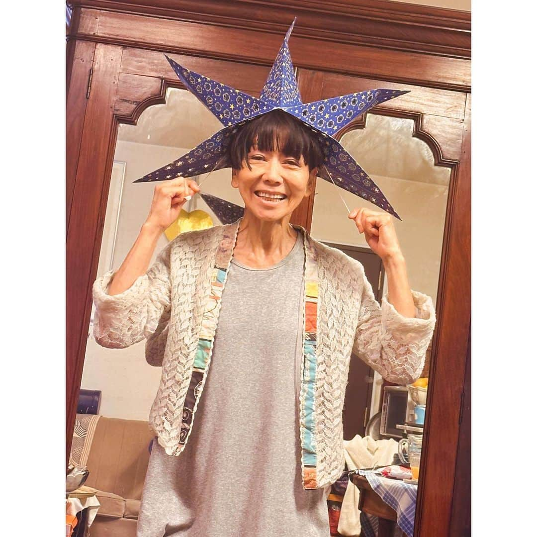 ハリー杉山さんのインスタグラム写真 - (ハリー杉山Instagram)「"オールスター感謝祭"  いよいよ明日ですね^_^  今回も歴代優勝者の皆と後ろから追撃 していきます🕺🏻🔥  楽しみ楽しみ😊  今年の夏100kmや  ずっとフルマラソンの練習を してきた中、感謝祭のような 鬼アップダウンの短いコースで どこまで勝負できるのか🕺🏻  応援よろしくお願いします！！  そして感謝祭が終わったら少し寝て  日曜は東京レガシーハーフです^_^  見かけたら是非声かけてください🔥  ちなみにうちのママ。  さりげなく東京で行われる大会は いつも応援に来てるのですが  なかなか僕が気付かず残念がっていまして  "これならどう？"  と実家に行った時のこの提案。  ⭐️⭐️⭐️😂⭐️⭐️⭐️  これなら気づくでしょう。笑  So the big race tomorrow night for me running head to head against all sorts of actors, tv talents, ex pro footie players what not at @allstar_tbs   Then the "Legacy Half Marathon" the next day🔥🔥🔥  Gimme a shout if u see me!  Oh, mum's always a bit disappointed when i don't notice her while running so...  Is thinking of rockin' up with this 😂😂😂😂😂🔥  Bless her 💃」10月13日 9時24分 - harrysugiyama