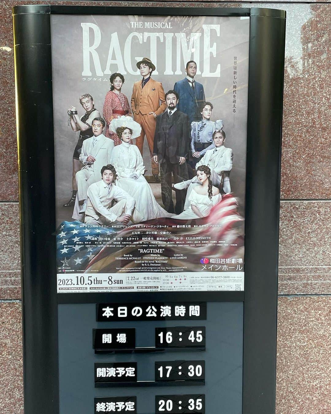 小川薫さんのインスタグラム写真 - (小川薫Instagram)「【ミュージカル RAGTIME】 . 10月5日ソワレ 大阪公演初日を観劇。  20世紀初頭のニューヨークが舞台。 ユダヤ人、黒人、白人の3つの家族が差別や偏見に満ちた世界を変えていこうとする群像劇。３つの人種の演じ分けが課題だったようですがその演出のアイデアに納得。  恋をするシーンはまるでディズニー映画のような温かい煌めきがあったり、ときに映画「グリーンブック」を観たときのような衝撃が走ったり。先日観た「生きる」に続き社会派ミュージカル。  石丸幹二をはじめ井上芳雄、安蘭けいと豪華キャスト。 . #ミュージカル　#ミュージカルラグタイム #ミュージカルRAGTIME #RAGTIME #salondeclover  #サロンドクローバー #小川薫　 #料理研究家　#テーブルコーディネーター #堀江公園 #料理教室　#料理教室大阪　#大阪料理教室」10月13日 9時25分 - salondeclover