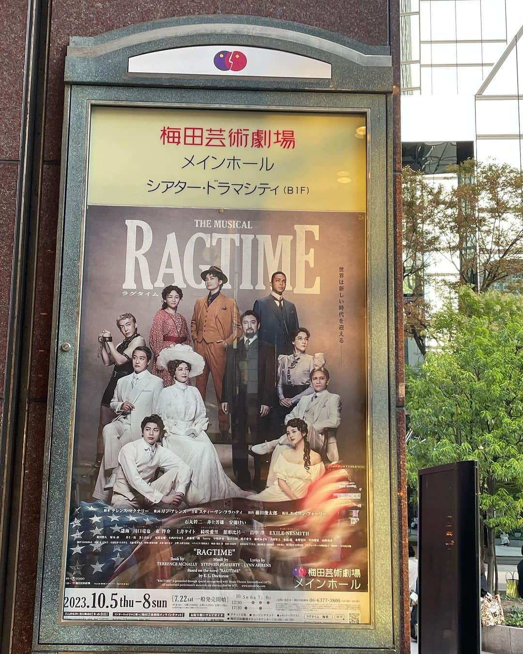 小川薫のインスタグラム：「【ミュージカル RAGTIME】 . 10月5日ソワレ 大阪公演初日を観劇。  20世紀初頭のニューヨークが舞台。 ユダヤ人、黒人、白人の3つの家族が差別や偏見に満ちた世界を変えていこうとする群像劇。３つの人種の演じ分けが課題だったようですがその演出のアイデアに納得。  恋をするシーンはまるでディズニー映画のような温かい煌めきがあったり、ときに映画「グリーンブック」を観たときのような衝撃が走ったり。先日観た「生きる」に続き社会派ミュージカル。  石丸幹二をはじめ井上芳雄、安蘭けいと豪華キャスト。 . #ミュージカル　#ミュージカルラグタイム #ミュージカルRAGTIME #RAGTIME #salondeclover  #サロンドクローバー #小川薫　 #料理研究家　#テーブルコーディネーター #堀江公園 #料理教室　#料理教室大阪　#大阪料理教室」