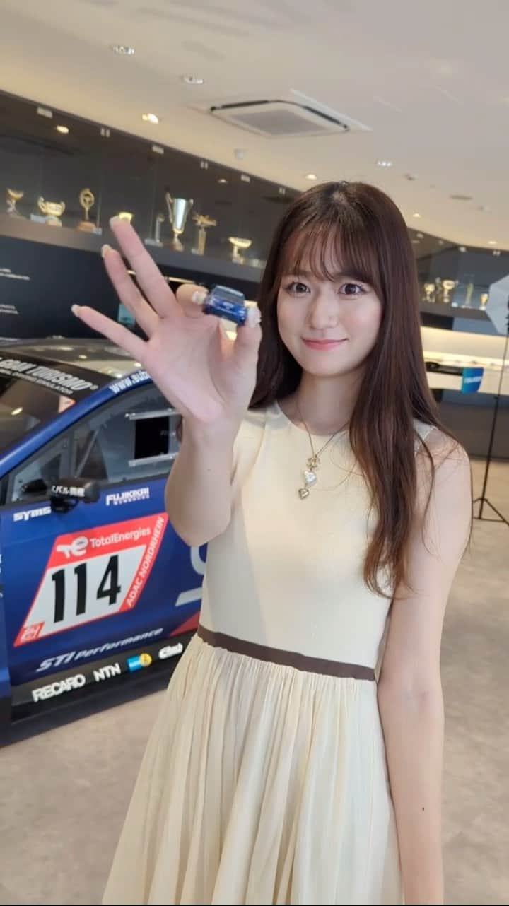 りなぴよのインスタグラム：「#pr   発売中のKYOSHO MINI CAR & BOOKに桜田莉奈が登場しています。 スバルファンの聖地！ STIギャラリー三鷹で楽しく取材、撮影してきました🚗  #京商 #kyosho #ミニカー  #ラジコン #ej20 #kyoshominicarbook  #breeze #スバル #sti  #チームアイズ」