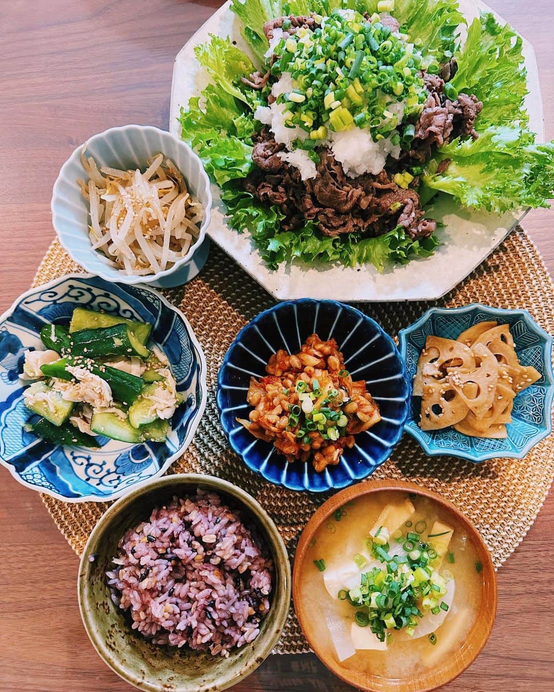 カジサック&ヨメサックのインスタグラム：「子ども達も大好きなこめからだの雑穀ごはん🍚 私たち夫婦も大好きなもちもちプチプチの雑穀ごはん🍚  今日の晩ごはんは ⚫︎牛肉のおろしポン酢 ⚫︎ささみときゅうりの塩だれ（山本ゆりさんレシピ） ⚫︎もやしのナムル ⚫︎レンコンきんぴら ⚫︎大根と豆腐とおあげさんのお味噌汁 ⚫︎納豆キムチ でした✨ 納豆キムチを雑穀ごはんにかけて食べたらもちもちプチプチの食感が足されてめちゃめちゃおいしかったです😆  難しいと思っていた雑穀ごはんが水を入れるだけで研がずに簡単に美味しく炊けるこめからだ🍚さんでは #元気はこめからだキャンペーン を実施中です☺︎ 商品の写真を撮影してSNSに投稿すると1投稿につき子ども食堂に10食分のお米が寄付されます✨ キャンペーンサイトはこちらです🌾　https://komekarada.com/campain/  #PR #元気はこめからだキャンペーン　#こめからだ」