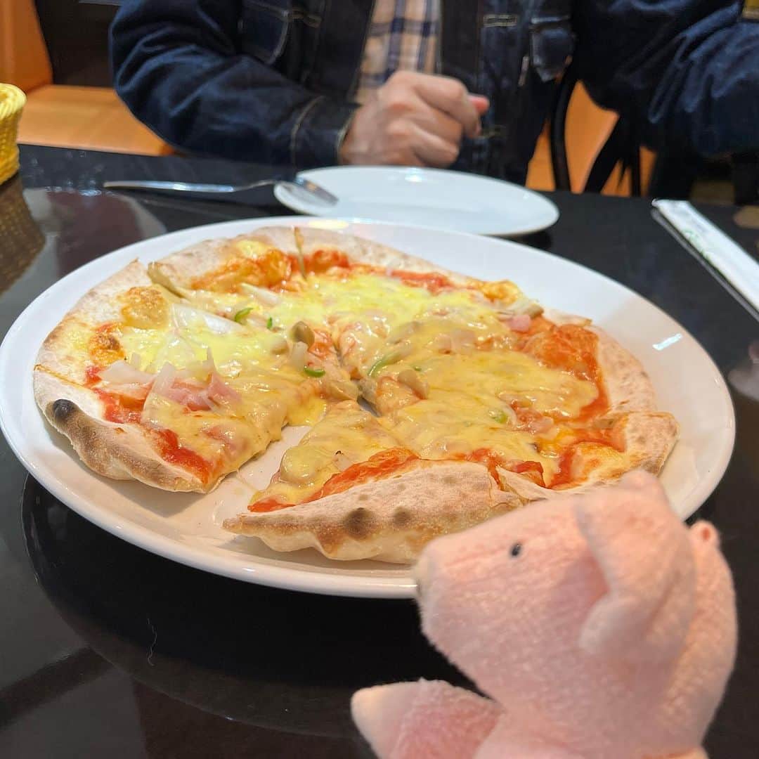 矢崎存美のインスタグラム：「るーぱんでお昼。ピザ、明太子パスタ、フィッシュ&チップス。 #ぶたぶた #山崎ぶたぶた #矢崎存美 #るーぱん」