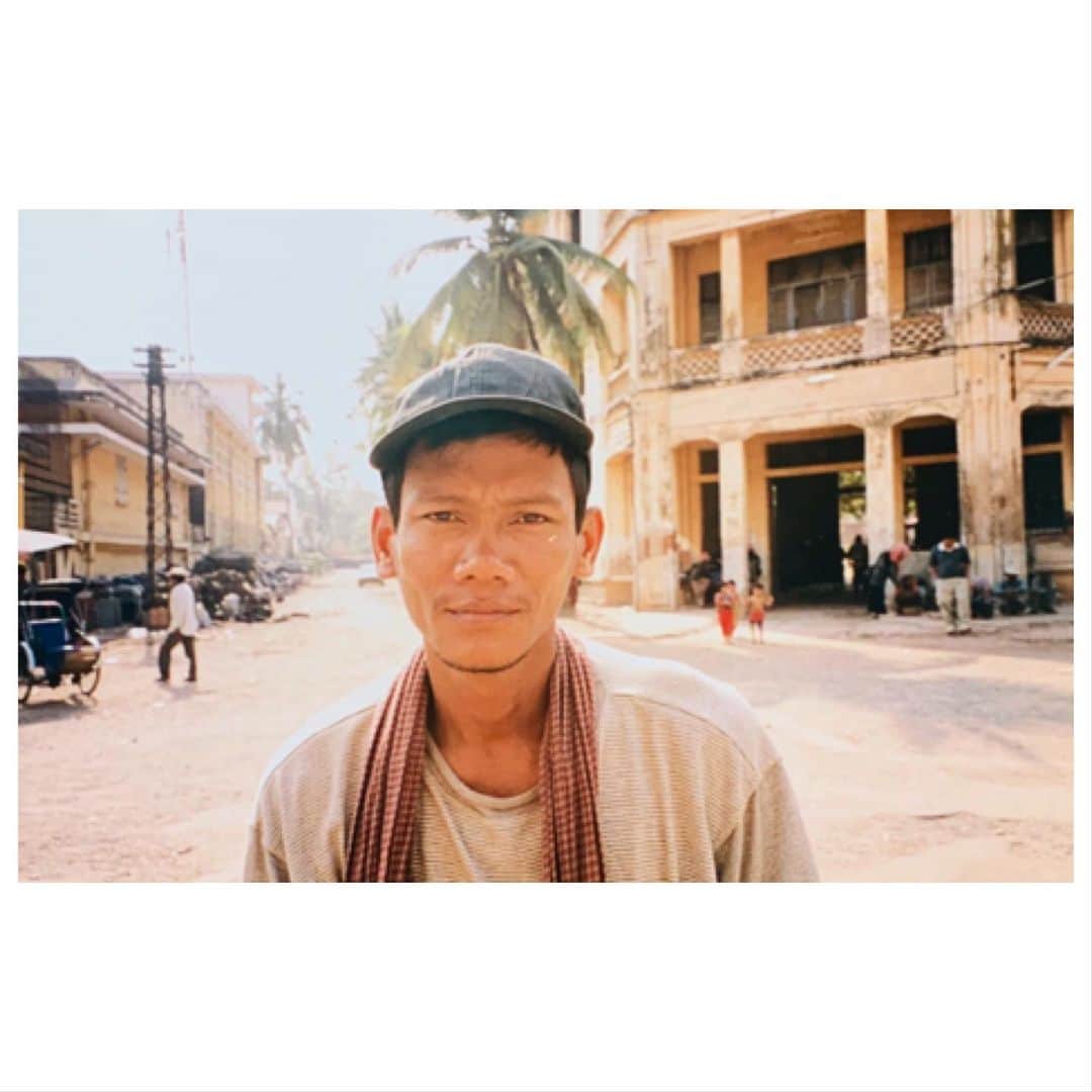 マット・ディロンのインスタグラム：「Remembering Srah (Serevuth Kem) on the first anniversary of his passing. Always telling me  to “stay strong forever”  Thanks Srah! #serevuthkem #cityofghosts @malinkm @cambodiainternationalfilmfest」
