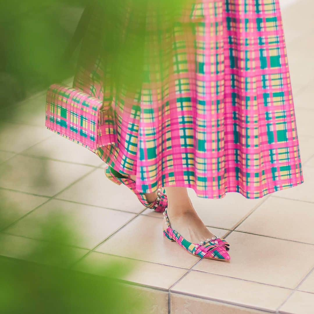 Tsuru by Mariko Oikawaのインスタグラム：「PINK CHECK.  足元から全身をデコレーション。 Happyな気持ちにさせてくれるPINK CHECKで春のお出かけをスペシャルなものに。  ご予約は10/16（月）13:00まで。 ご予約中のみ10%OFFとなります。  #tsuru #tsurubymarikooikawa #2024spring #2024ss」