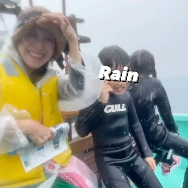 ochikeronのインスタグラム：「Summer memories ☀️ Drenched by the sea and the rain. It was fun, tho. lol Last night kids were watching this video on my channel @ochikeron 😂👍🏻🐬💕✨」