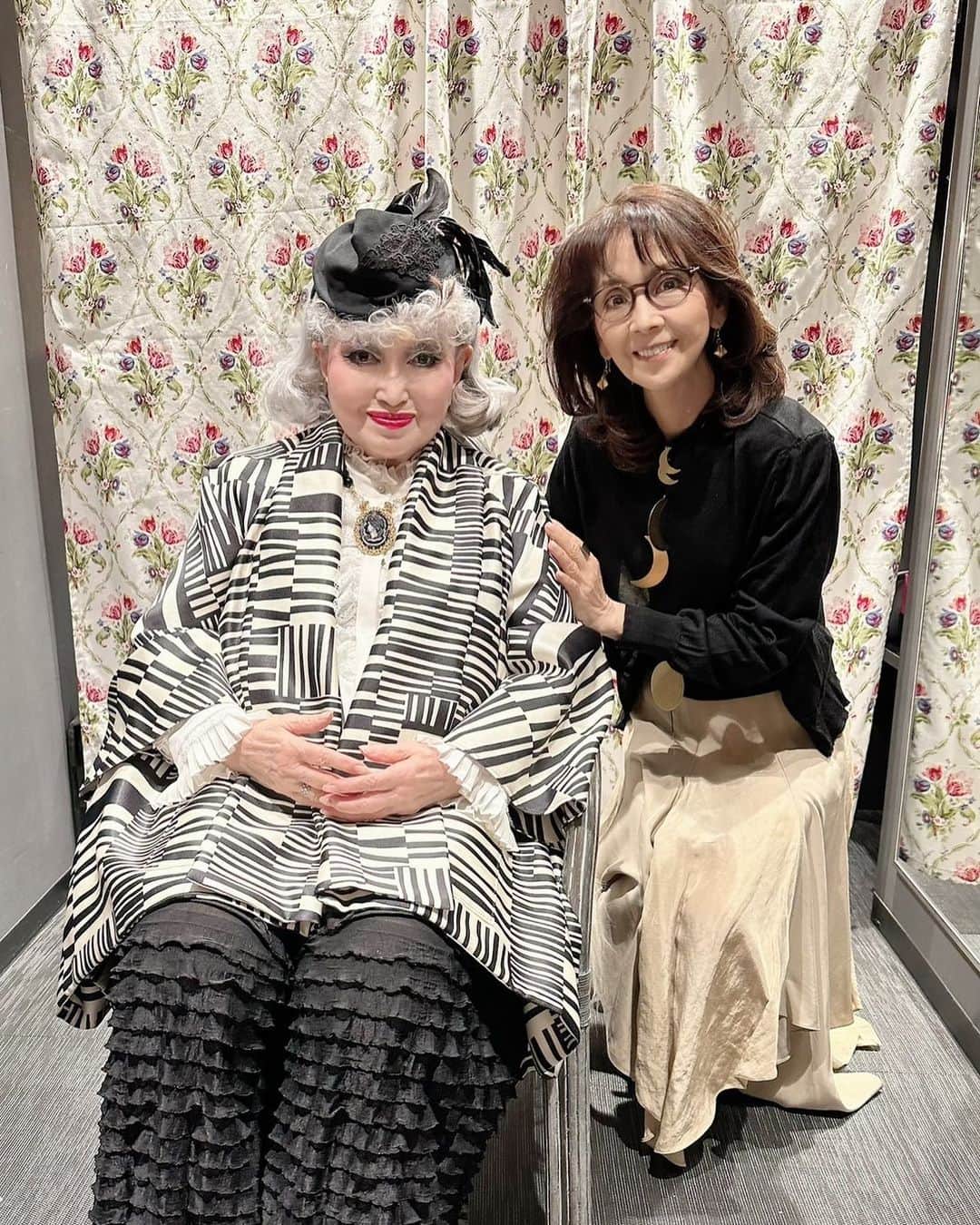 柏木由紀子のインスタグラム：「黒柳徹子さん @tetsukokuroyanagi の 朗読劇を観劇。 素晴らしいの一言で ただただ感動でした。 昨年も同じ作品を観ましたが、キャストがかわりまるで違う作品を観ているかのよう。 そして、徹子さんは年々お元気になられている😆 尊敬しかありません。 元気たくさんいただきました💓  #柏木由紀子ファッションクローゼット 好評発売中！ 全て私物🌷 (ブランド詳細掲載あり) #楽天ブックスファッション部門1位獲得 #発売前重版 好評につき第二弾年内発売予定！  #坂本九音楽事務所 #坂本九 #坂本九柏木由紀子 #シニアファッション #シニア世代のファッション番長 #75歳 #70代コーディネート #60代コーディネート #50代コーディネート #柏木マダム #カシワギマダム #由紀子巻き #60代ヘアスタイル」