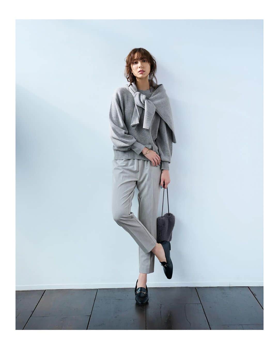 OPAQUE.CLIPのインスタグラム：「My Style is... 大人の秋を彩る、推しアイテム6 featuring 土屋巴瑞季　@hazukitsuchiya  ______________________________  キレイ色のニットに、リッチなスカート。 異素材ドッキングのアウター……  本格的な秋を目の前に、 オペーク ドット クリップにも大人のおしゃれ心をくすぐり、 今年の秋をちょっと「素敵」に彩るアイテムが揃いました。  「今」の気分に寄り添った、 才色兼備な推しアイテム6着を厳選してお届けします。 ______________________________  ✔︎秋冬のおしゃれを支える あったか&美脚パンツ  蓄熱機能素材「NEO THERMO®/ネオサーモ」シリーズのパンツは、持っておいて損のないアイテム。 暖かいだけでなく、マシンウォッシャブルやイージーケアなど多機能を備えたハイコスパな一本です。 今年は、シルエットに徹底的にこだわり、美脚効果が倍増。 白をたっぷり含んだライトグレーは、ストイックにワンカラーでまとめるとリッチな印象に。 足元は黒のローファーで引き締めて。  ______________________________  #土屋巴瑞季 #opaqueclip #オペークドットクリップ」