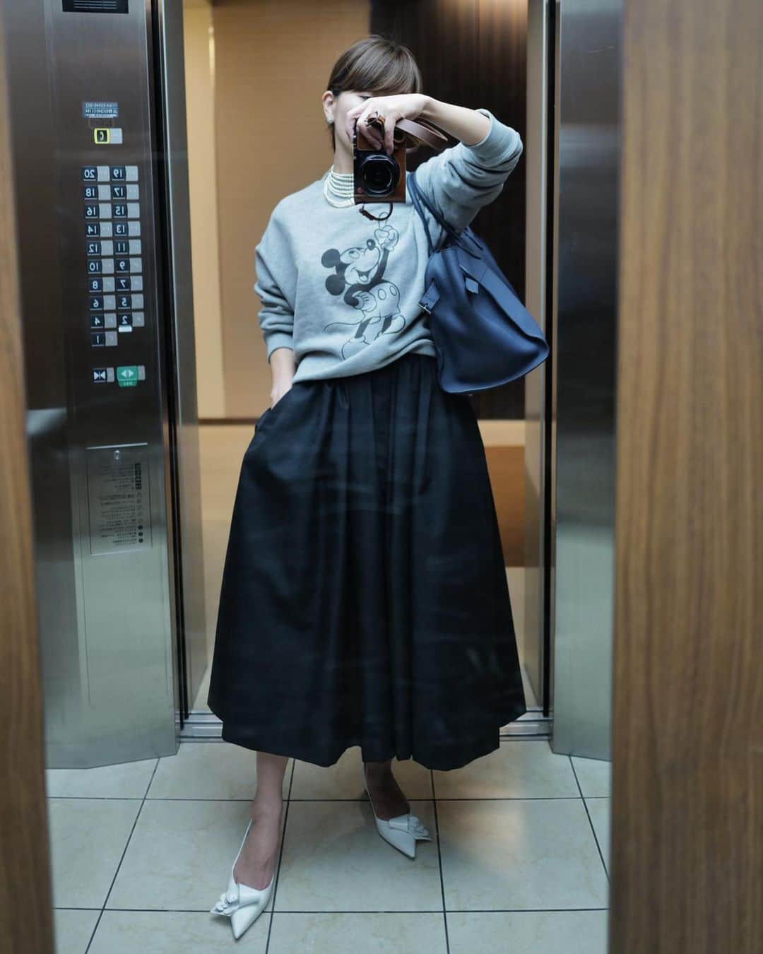 根岸由香里のインスタグラム：「. 肌寒くなってきて長袖と素足のバランスを楽しめるのもあと少し。 ご自身で着こんでいきながら経年変化してより良い雰囲気が出ていく事を想定して作られたR.H.Vのディズニースゥエット。なので今回はヴィンテージ 加工を入れたりせずに作っています。 肩の落ちた緩めのシルエットで絶妙なバランスです。 何十年後かにヴィンテージ ショップでこのスゥエットを見つけた誰かが『このミッキーとミニー珍しくて可愛いね！』と言っている姿が想像できる。つくりはクラシックでグラフィックはレアで、沢山洗って着て、変化していっても素敵であれる服。 今は私はジュエリーと合わせて少しだけ綺麗めなスタイリングで着るのが気分。」