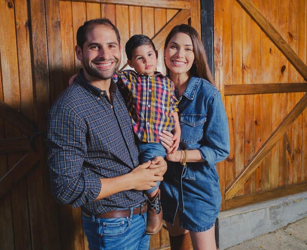 María Gabriela Isler Moralesのインスタグラム：「¡Joaquin los cumplió feliz 🎂!   Lo más amado de este hogar celebró sus primeros dos añitos en uno de sus ambientes favoritos, la naturaleza 🍃, rodeado de animales 🐐 y con gente querida 🫂.   Como mamá debo confesar que estaba en pánico porque eso de organizar piñatas es nuevo para mí 🫣… pero creo que fue misión cumplida 🙌🏼 al verlo sonreír toda su fiesta y soplar esa vela durísimo 😍.   Gracias a quienes se sumaron en hacer este día aún más especial:  Decoración: @decoglamve - Mafer nos encantó la deco! Gracias por tu bonita energía y por el cariño para Joaquín. 🤍 Torta, postres y pasapalos: @chantillyvzla - Yoselin, tienes un equipo súper detallista. No solo la presentación era hermosa, todo estaba divino y fresco. Y la torta, por demás de hermosa, deliciosa 💖.  Gracias primo por las fotos @felphotography   #TBT #happybirthday」