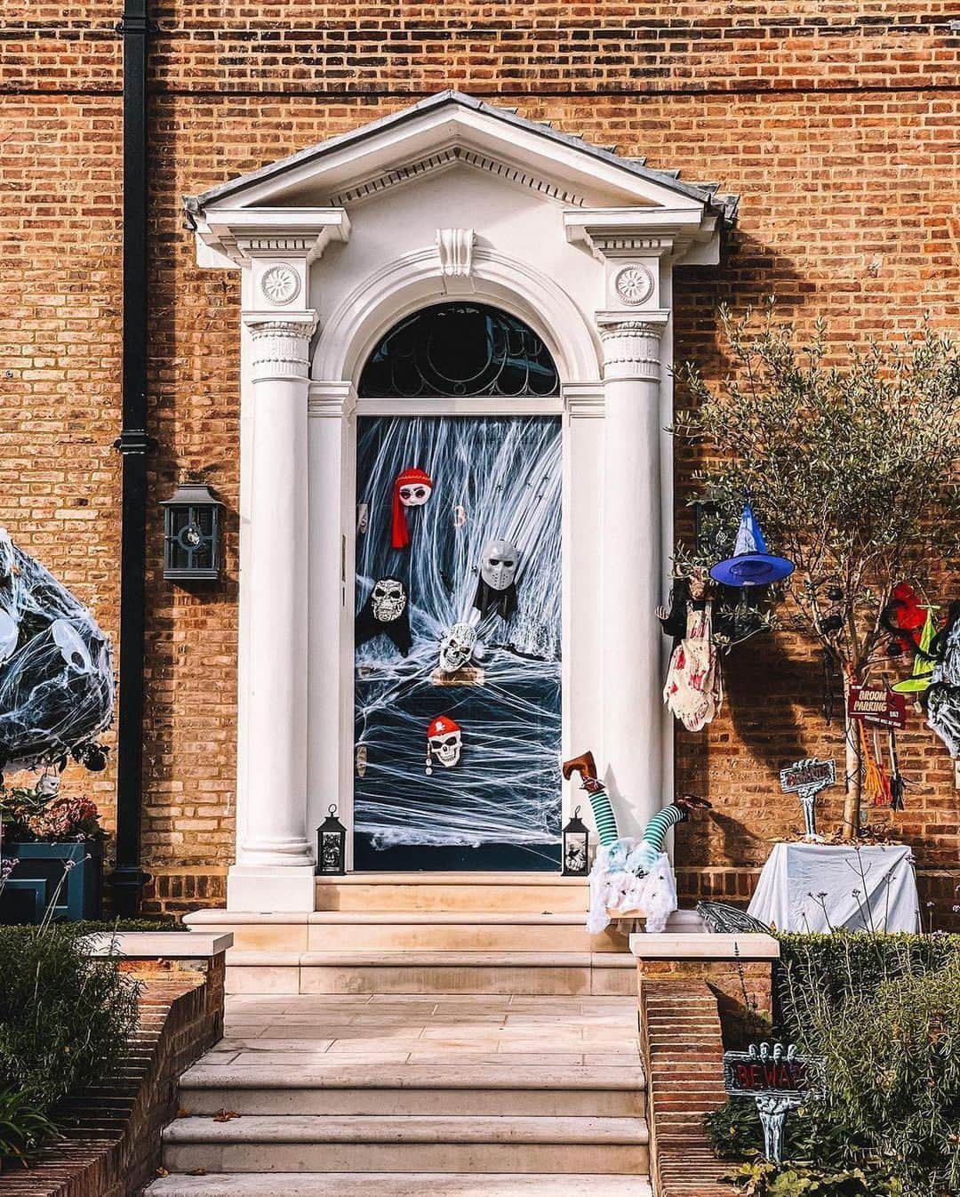 PicLab™ Sayingsさんのインスタグラム写真 - (PicLab™ SayingsInstagram)「Hauntingly good decorations on every doorstep in London! :gb::ghost::spider:The city is looking so festive this time of year and we love it! Which ones your favorite, 1-6?  📷 @ritafarhifinds @london」10月13日 9時40分 - paradise