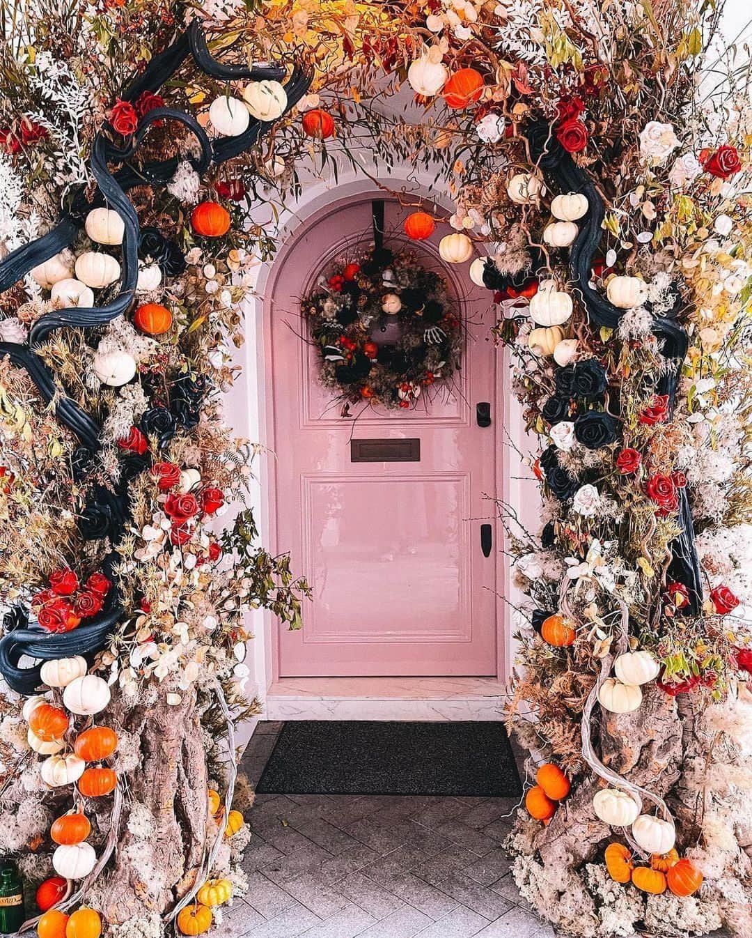 PicLab™ Sayingsさんのインスタグラム写真 - (PicLab™ SayingsInstagram)「Hauntingly good decorations on every doorstep in London! :gb::ghost::spider:The city is looking so festive this time of year and we love it! Which ones your favorite, 1-6?  📷 @ritafarhifinds @london」10月13日 9時40分 - paradise