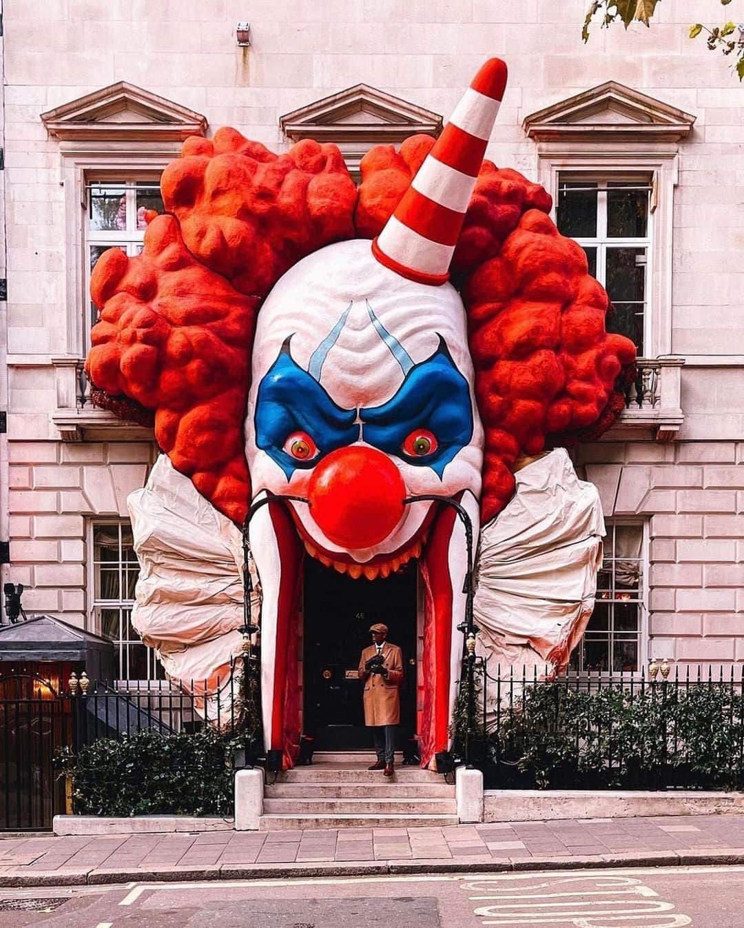 のインスタグラム：「Hauntingly good decorations on every doorstep in London! :gb::ghost::spider:The city is looking so festive this time of year and we love it! Which ones your favorite, 1-6?  📷 @ritafarhifinds @london」