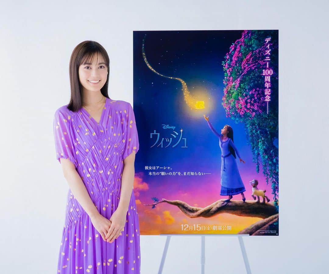 のインスタグラム：「ディズニー100周年記念作品 映画『ウィッシュ』アーシャ役の 日本版声優を務めることになりました！⭐️  ディズニー・アニメーションの吹替をすることは ずっと、夢でした。  ディズニー作品の原点である「願い」 をテーマにしたこの作品。  私は元々星を眺めるのが好きで 叶うかどうかは別として、これまでの人生色んな願いを星に聞いてもらっていました。 ウィッシュのオーディションの時期は 星空の下でアーシャの歌を熱唱してみたりして…(周りに誰もいないことを確認して笑) 心の限り願いました。 きっといつも見守ってくれているんだなぁ、、 叶えることができました。 胸がいっぱいです。  これからは、この作品を通して みなさんに夢を受け取っていただけるように 精一杯走ります！！！ 既に走り出しております！！！  ウィッシュの音楽、ストーリー、キャラクターたち 本当に愛おしくて素晴らしいんです。 レコーディングの段階からときめきが溢れています。  みなさまにスクリーンで観ていただける日が、 心から楽しみです。  12月15日公開⭐️ よろしくお願い致します！！  #ウィッシュ #アーシャ」