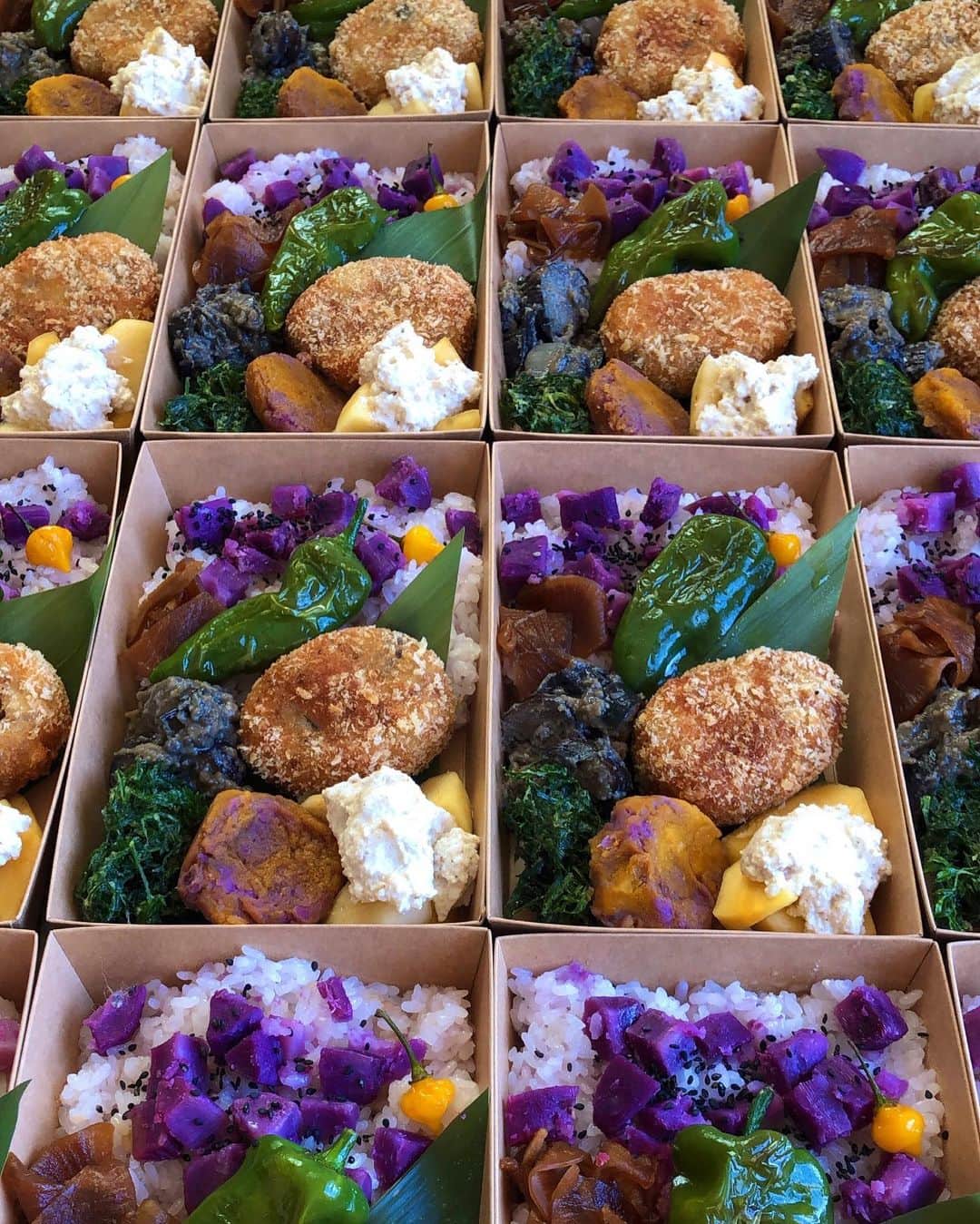 森千波のインスタグラム：「🎃本日のメニューです🎃 よろしくお願いします！  「自家製野菜のお弁当」 ・なすの味噌ピーナッツバター炒め ・かぼちゃと紫芋のお焼き ・柿の白和え ・ピーマンのソテー ・イエローフォフォ(辛くない唐辛子)のピクルス ・にんじんの葉のかき揚げ ・じゃがバタービーフコロッケ ・紫芋おこわ　 ・ハリハリ漬け　　　　　　  「マフィン３種」 ・かぼちゃとクリームチーズ ・紫芋(スイートポテト入り) ・いちじくと紅茶  ⋱⋰ ⋱⋰ ⋱⋰ ⋱⋰ ⋱⋰ ⋱⋰ ⋱⋰ ⋱⋰ ⋱⋰ ⋱⋰ ⋱⋰ ⋱⋰ Anonymé POPUP  10/13(fri)〜10/15(sun) 11:00〜18:00  〠542-0081  大阪府大阪市中央区南船場２丁目２−２８ 順慶ビル地下1F BOILER ROOM  #1000gohan」