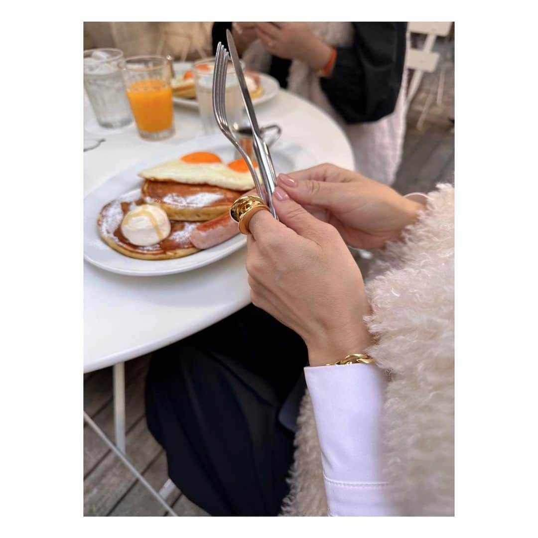 yori designerのインスタグラム：「🥞 出張に行くと2kgは太る😌」