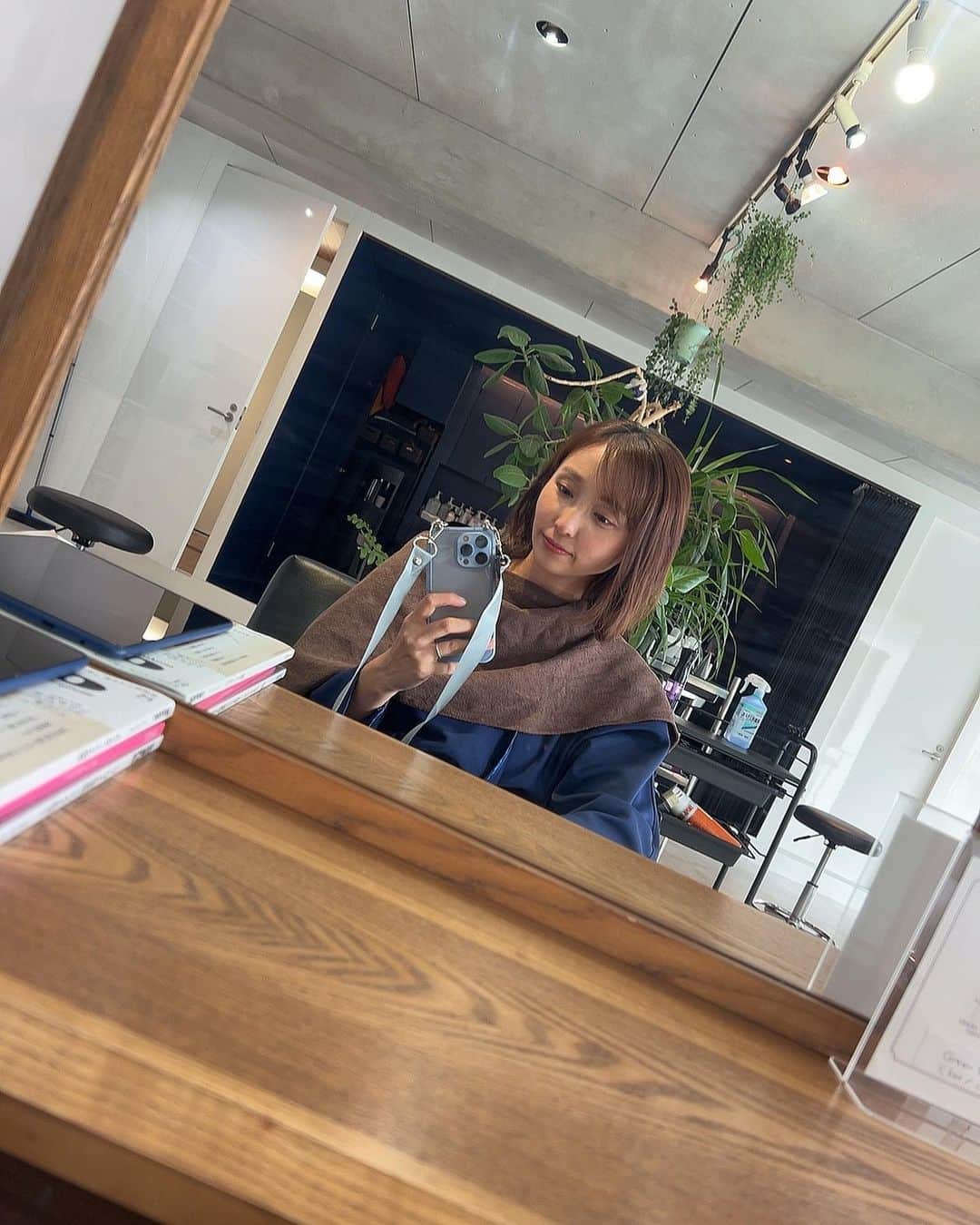 吉木りさのインスタグラム：「@ladiance_co にてカラーとトリートメント、そして軽くカットもしてもらいました🥹🫶⠀ ⠀ 短くして本当よかった〜🩵⠀ 楽ちんすぎます🥰⠀ ⠀ この時間が唯一のリフレッシュ時間なんです☘️⠀ ⠀ いつも本当にありがとうございます😊 ⠀ #ladianceco  #代官山美容室  @shoko_y_c_1015  @ladiance_co」