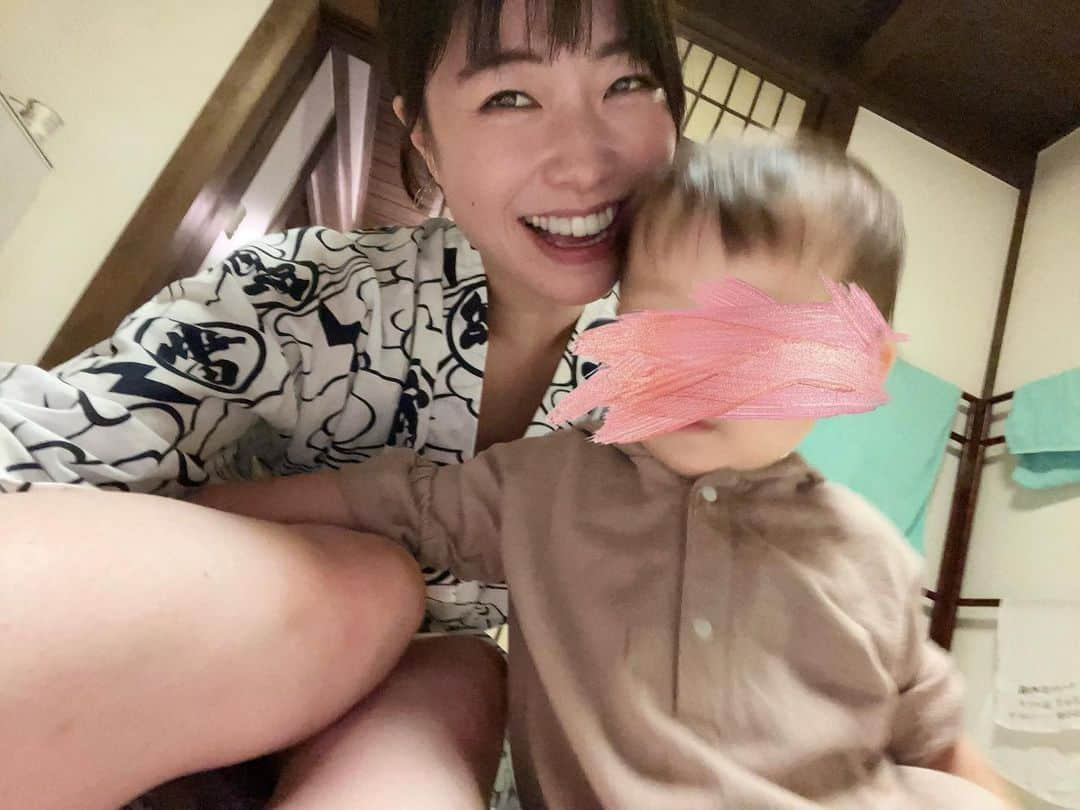 小田飛鳥さんのインスタグラム写真 - (小田飛鳥Instagram)「義理妹ちゃんと姪っ子ちゃんを連れて、秩父巡業旅へ行って来ました！ #二百年の農家屋敷宮本家 さんへは二度目✌︎ ご当主の元幕内力士、剣武さんです🥹 そして、雷部屋の力士浴衣をお借りして着ていたら、前乗りされていた雷親方にもお会い出来てお写真まで〜🙀⚡️ お忙しい中、本当にありがとうございました🙇🏻‍♀️ 姪っ子ちゃん、力士スタイと靴下履いて、巡業も楽しんでくれました🫰🏻💕 私もお相撲さんに抱っこされたい（笑） #大相撲 #相撲女子 #力士と赤ちゃん #翔猿さんやっぱりイケメン #雷親方 #女子旅 #姪っ子love #sumo #japan #japantraditional」10月13日 9時59分 - asuka_oda_0320